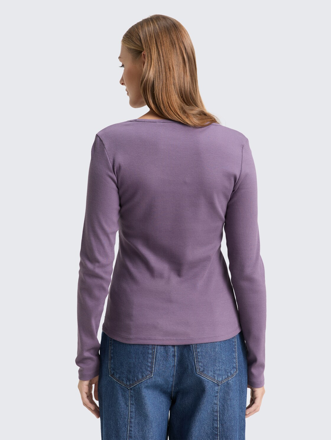 Slim Fit Langarmshirt mit Rippstruktur - Lavender Herb - Auschnitt Model-Rückansicht