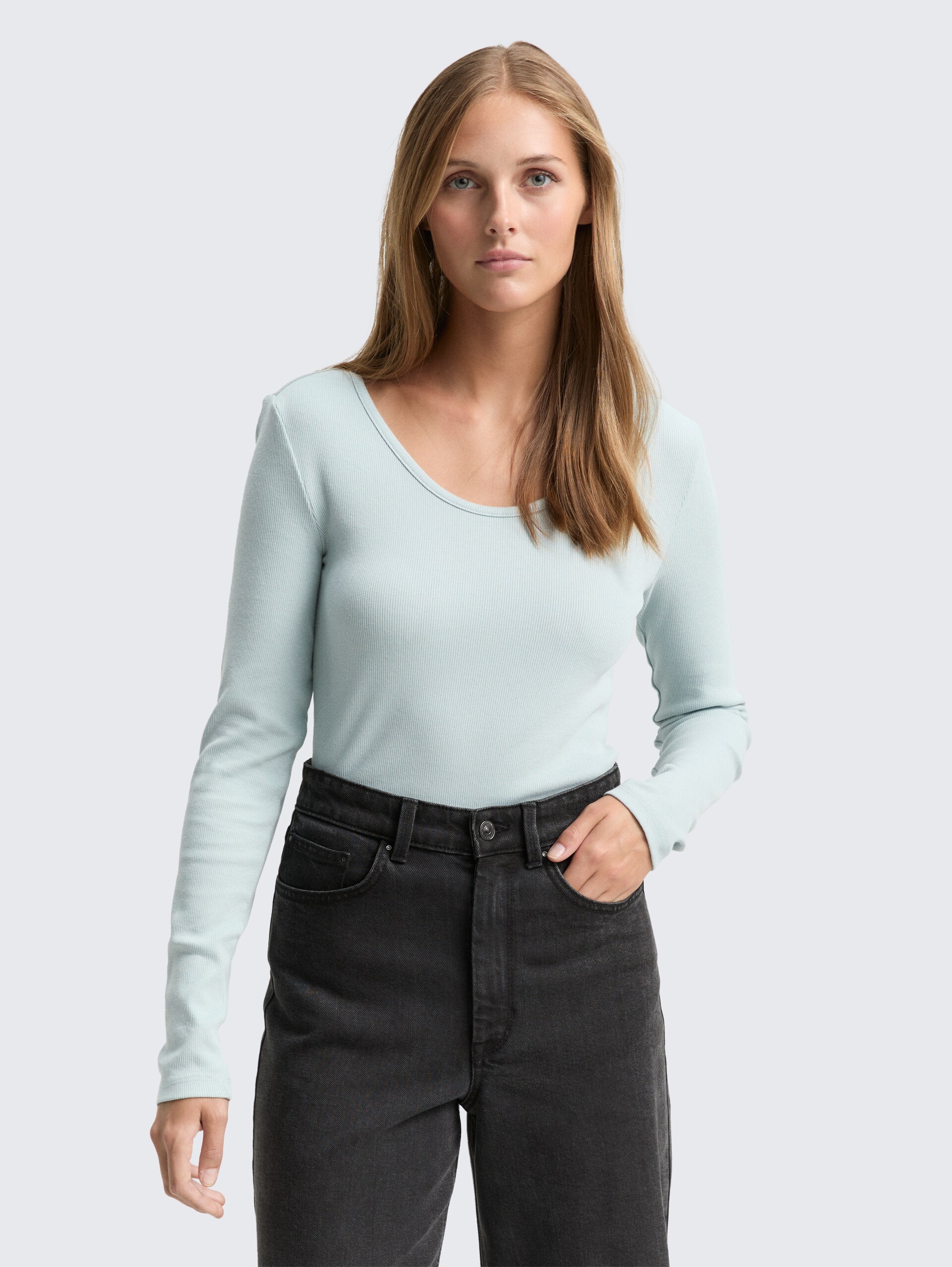 Slim Fit Langarmshirt mit Rippstruktur - Silver Cloud Blue - Ausschnitt Model-Vorderansicht