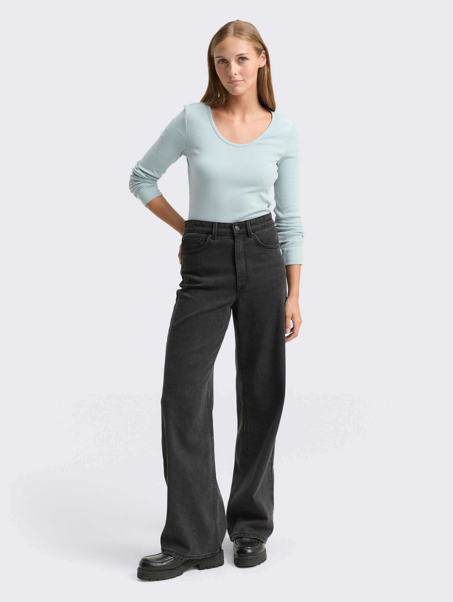 Slim Fit Langarmshirt mit Rippstruktur - Silver Cloud Blue - Model-Vorderansicht