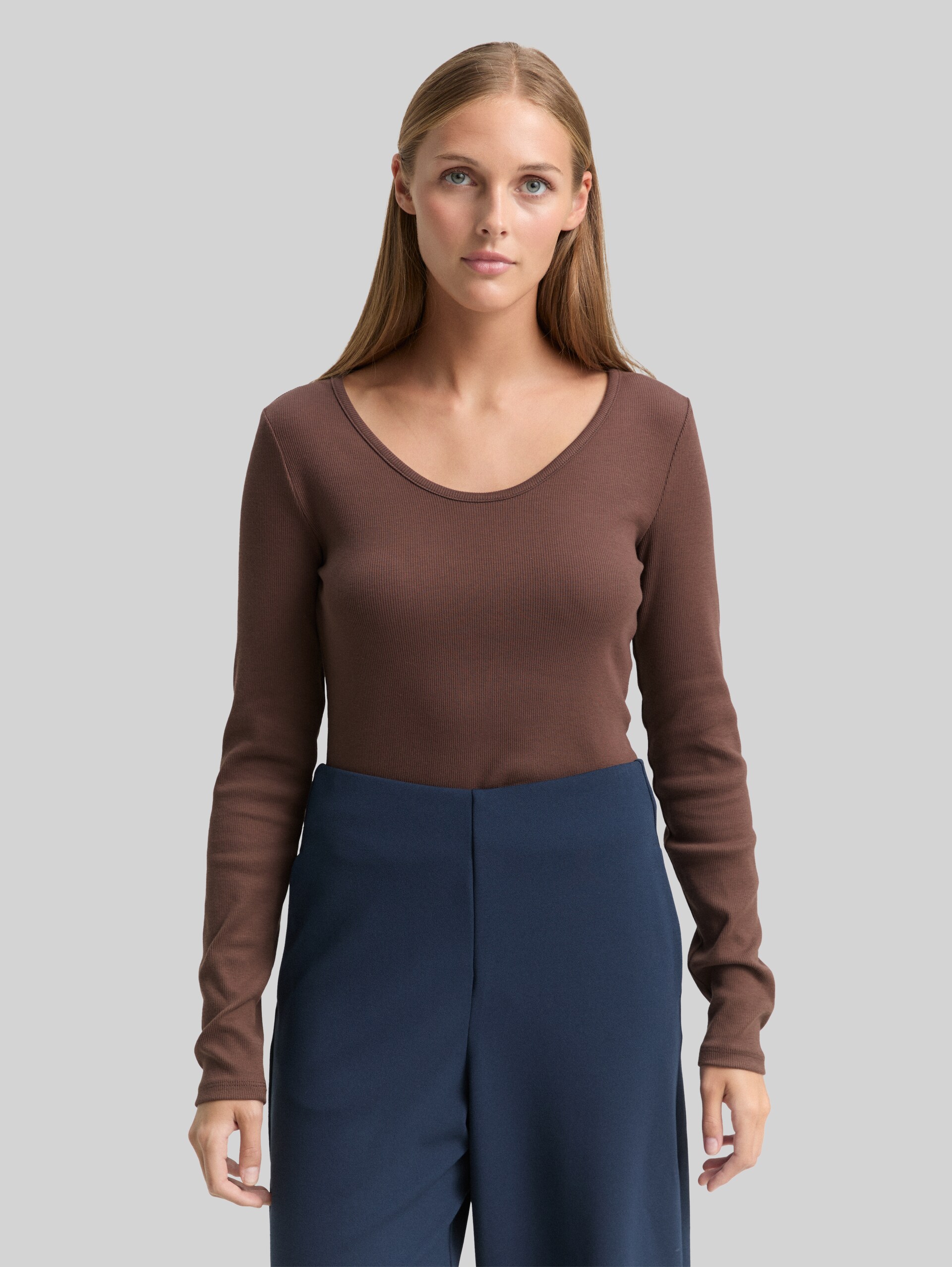 Slim fit long-sleeved shirt with ribbed texture - soft chocolate brown - Neckline model front view