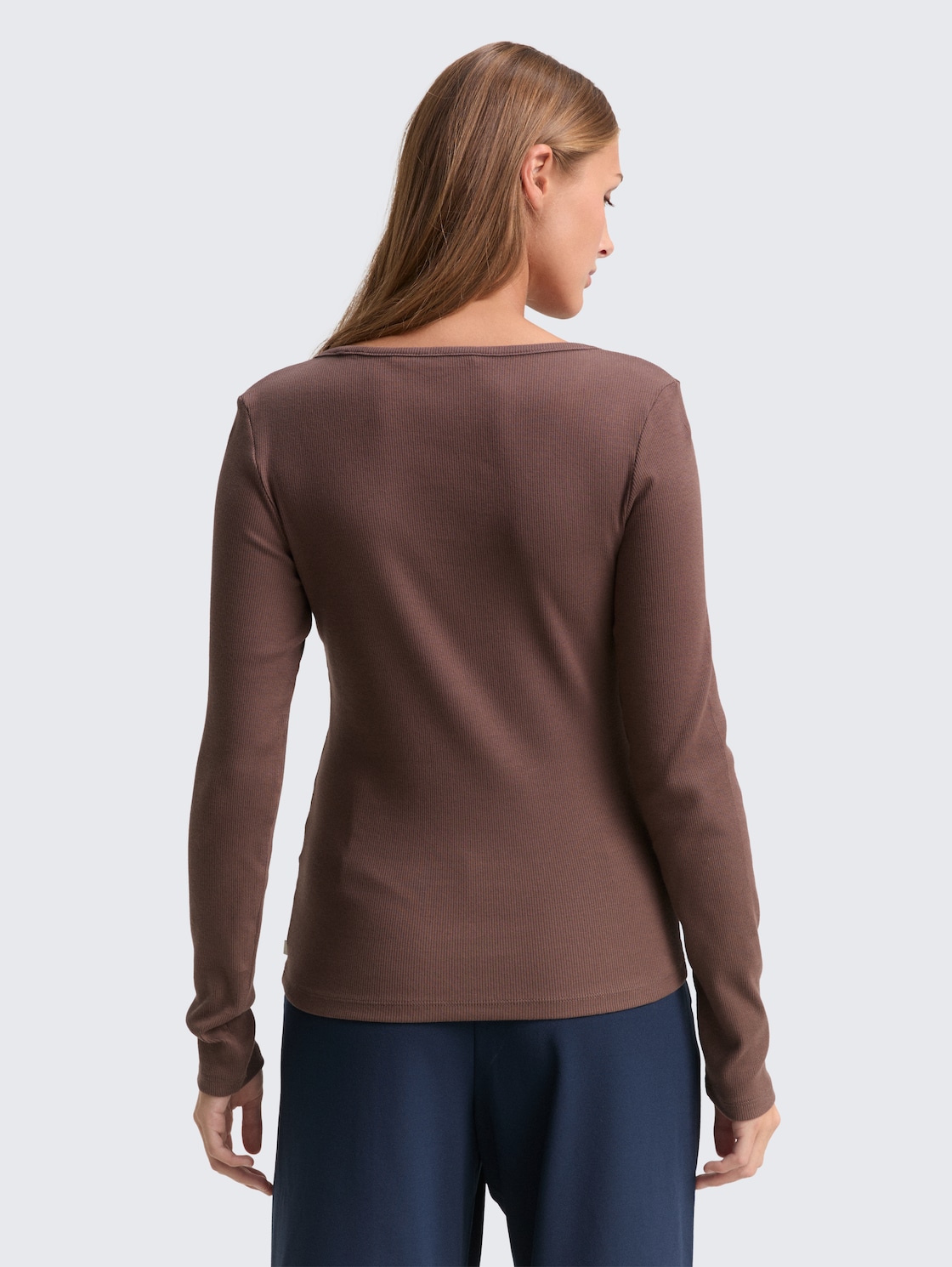 Slim Fit Langarmshirt mit Rippstruktur - soft chocolate brown - Auschnitt Model-Rückansicht