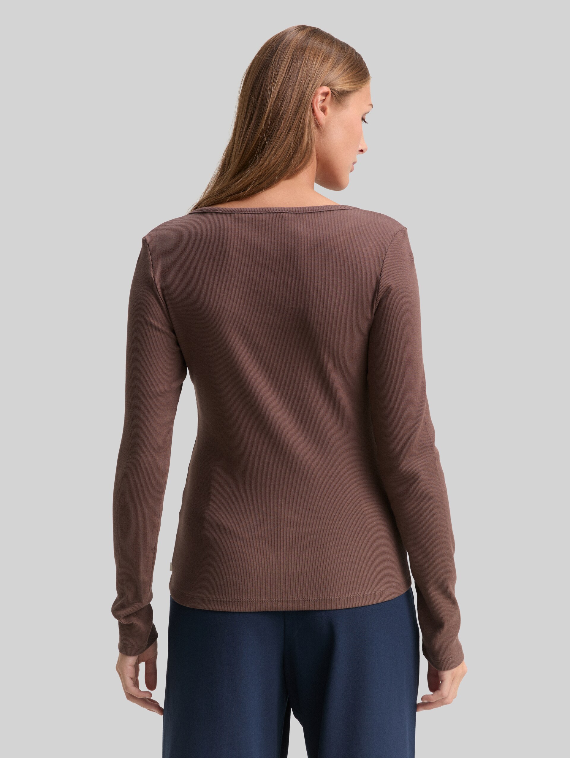 Slim fit long-sleeved shirt with ribbed texture - soft chocolate brown - Neckline model-back view