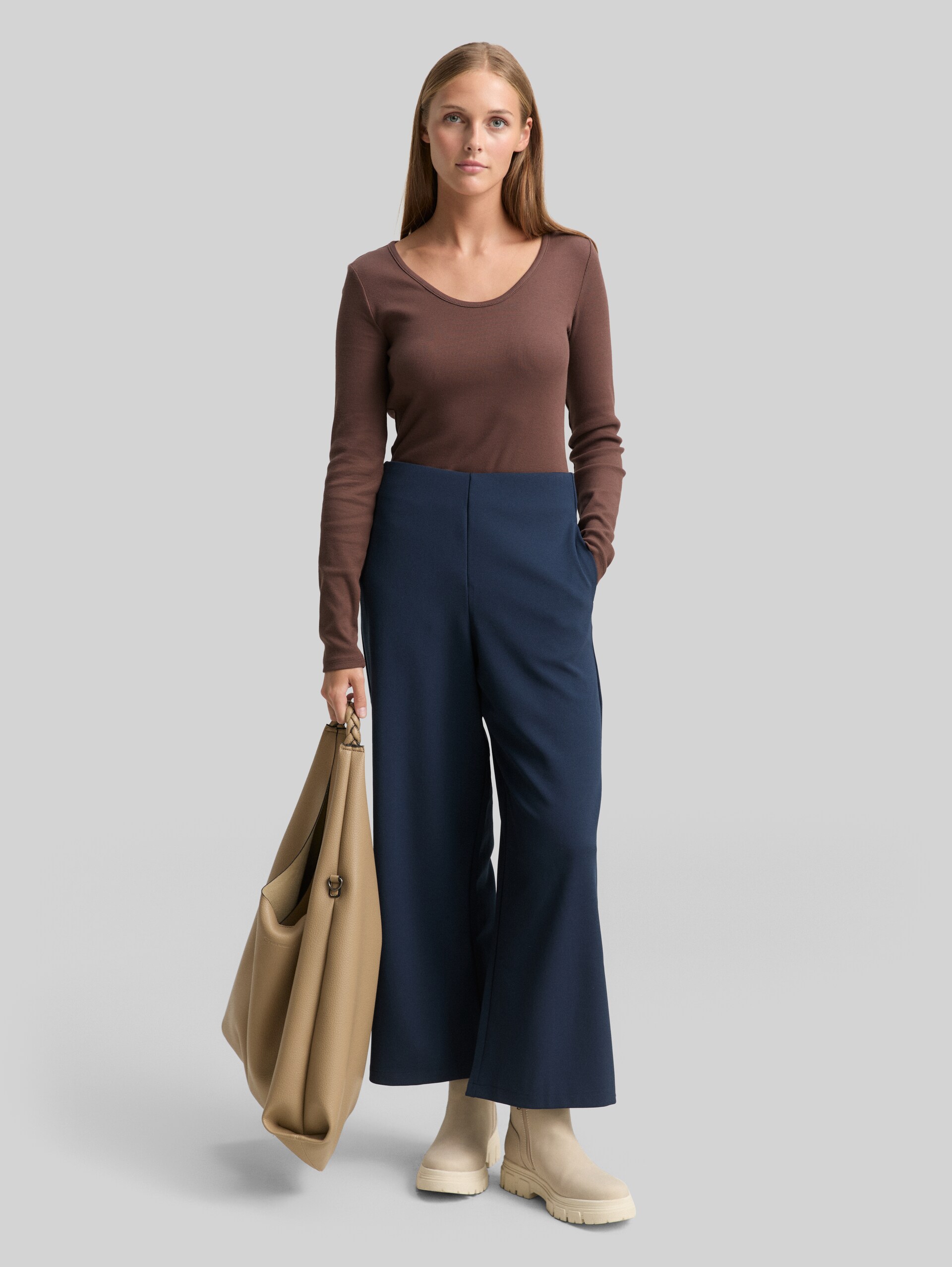 Slim fit long-sleeved shirt with ribbed texture - soft chocolate brown - Model front view