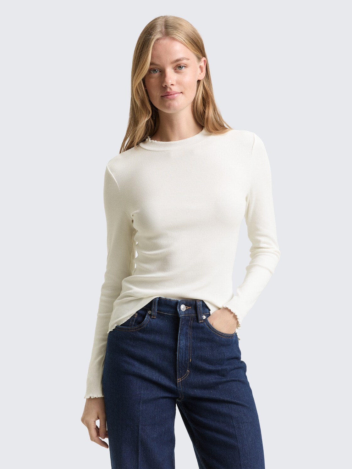 Slim fit long-sleeved shirt with ribbed texture - off white - Neckline model front view