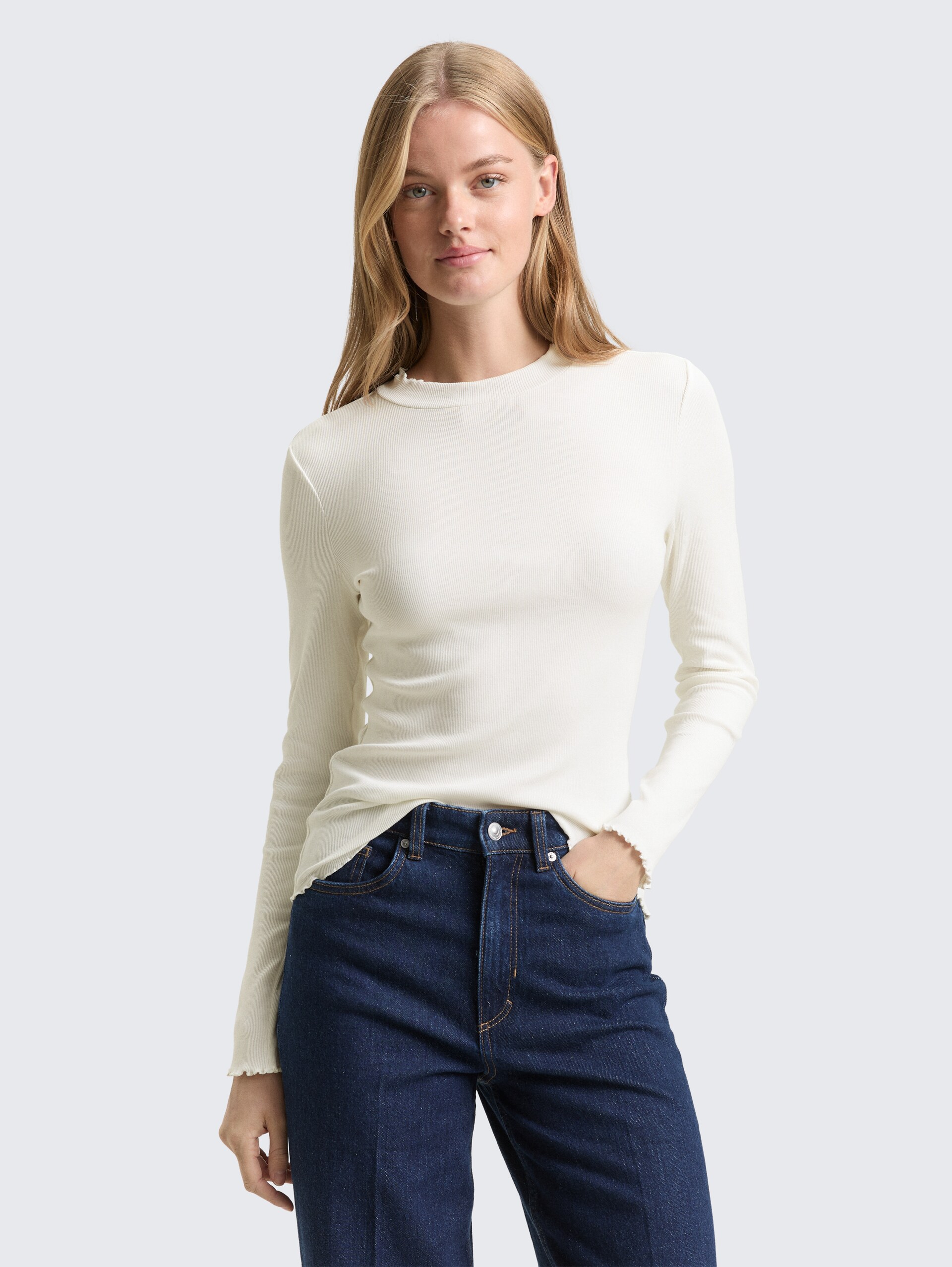 Slim Fit Langarmshirt mit Rippstruktur - off white - Ausschnitt Model-Vorderansicht