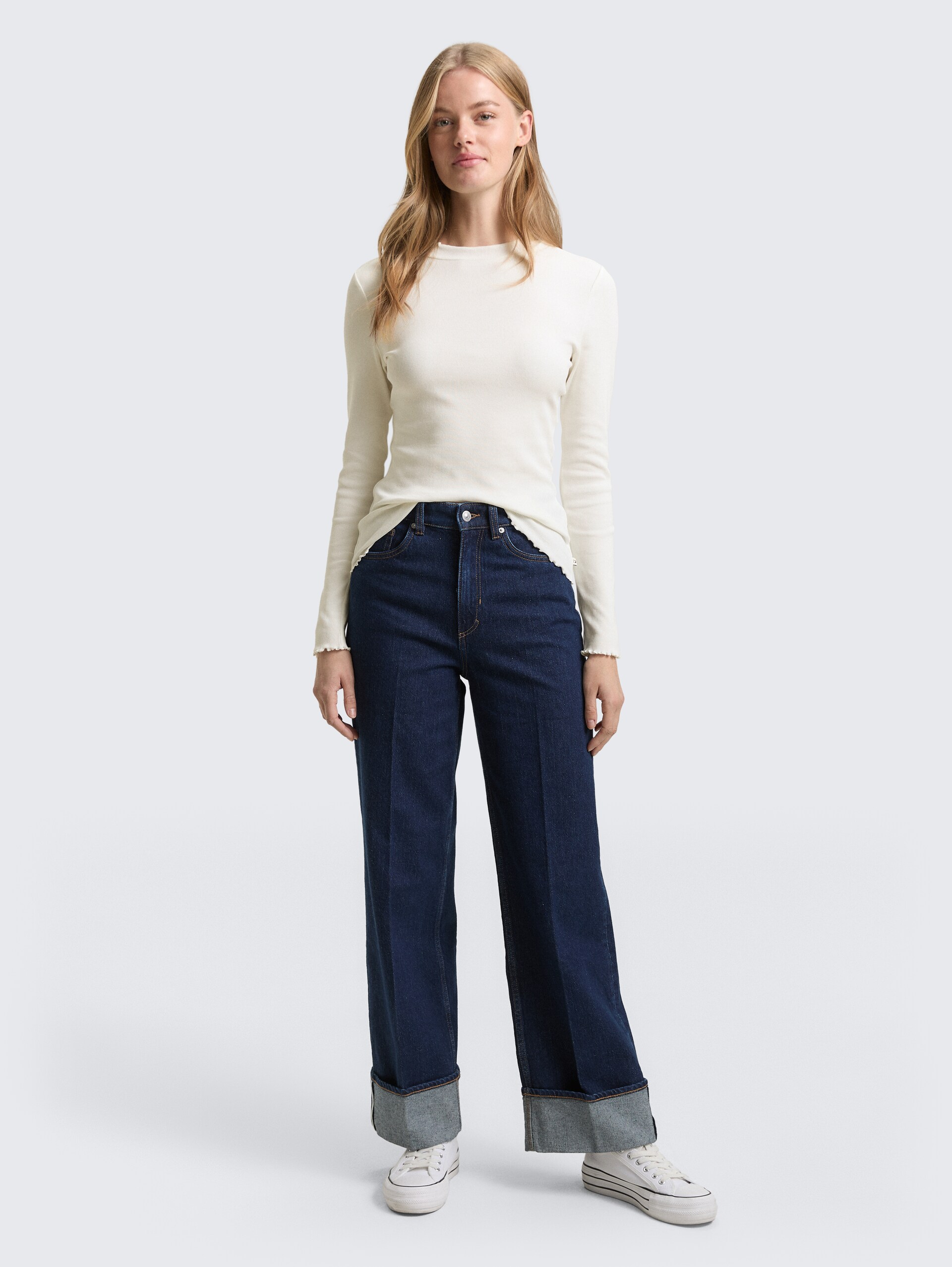 Slim Fit Langarmshirt mit Rippstruktur - off white - Model-Vorderansicht
