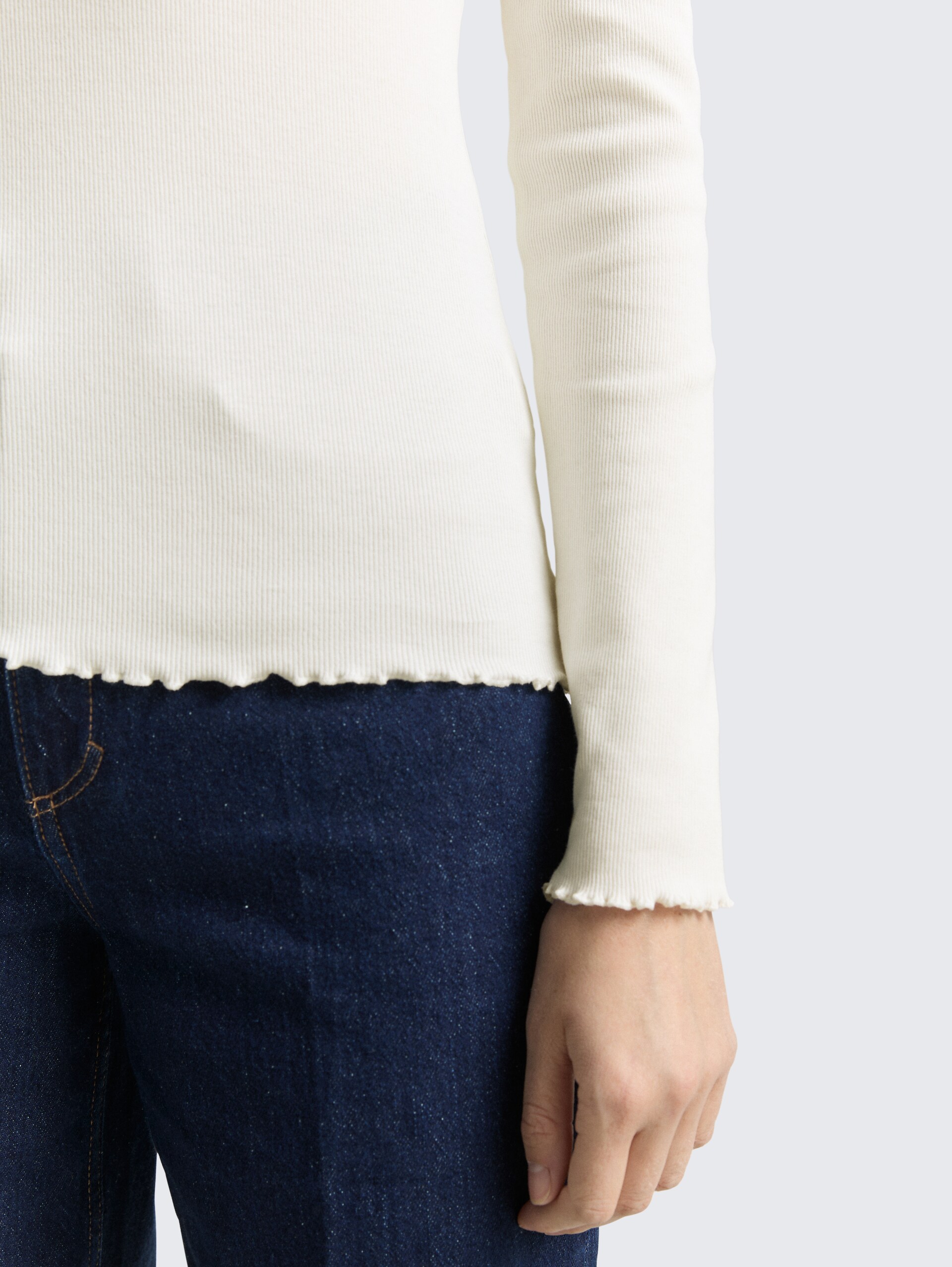 Slim Fit Langarmshirt mit Rippstruktur - off white - Detail-Model-Ansicht