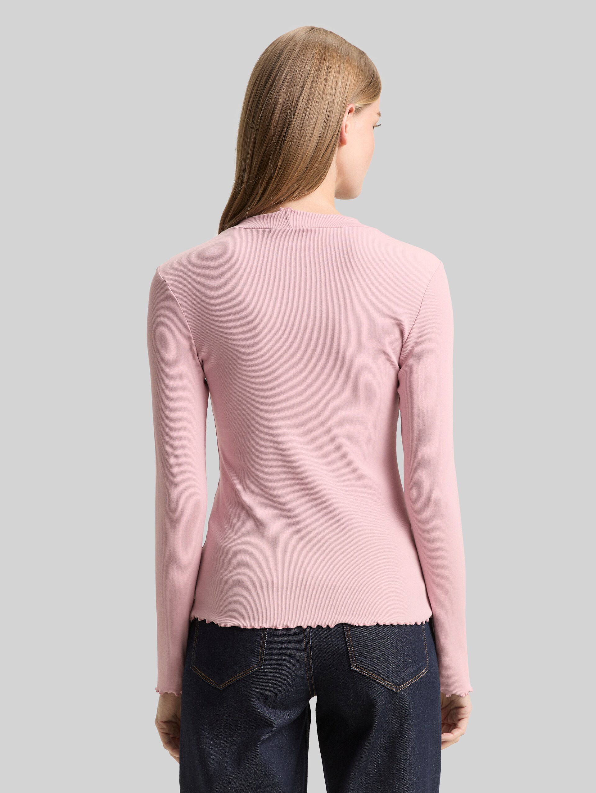 Slim Fit Langarmshirt mit Rippstruktur - soft mauve rose - Auschnitt Model-Rückansicht