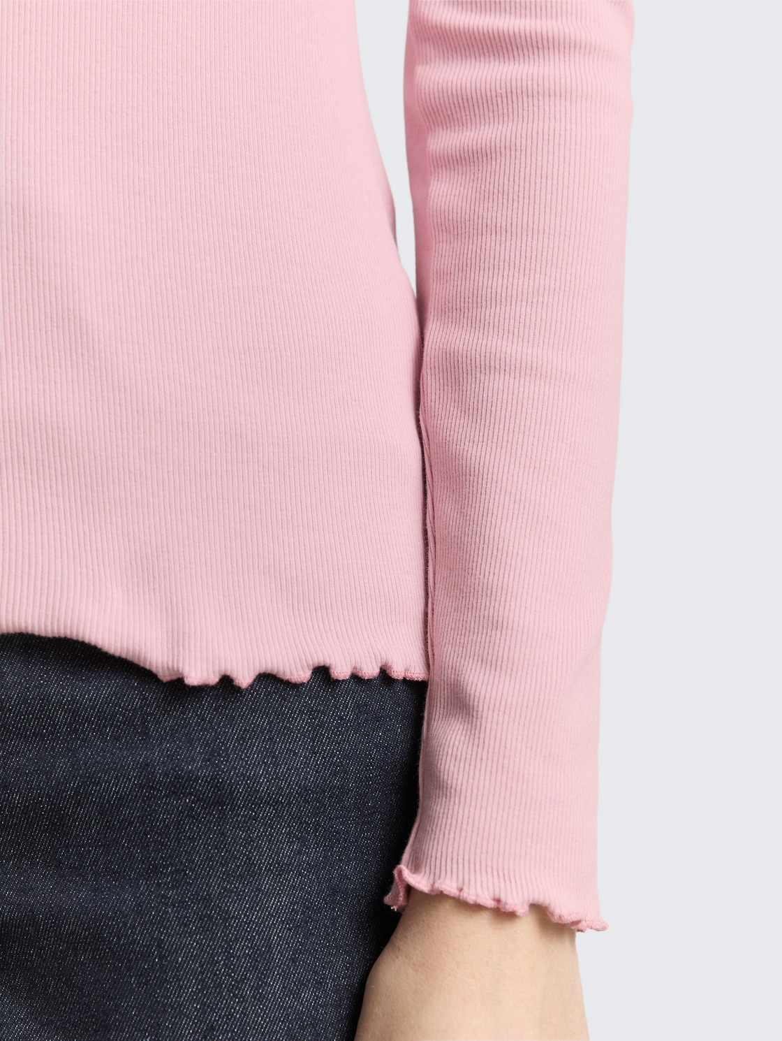 Slim fit shirt met lange mouwen en ribstructuur - soft mauve rose - Detailaanzicht model