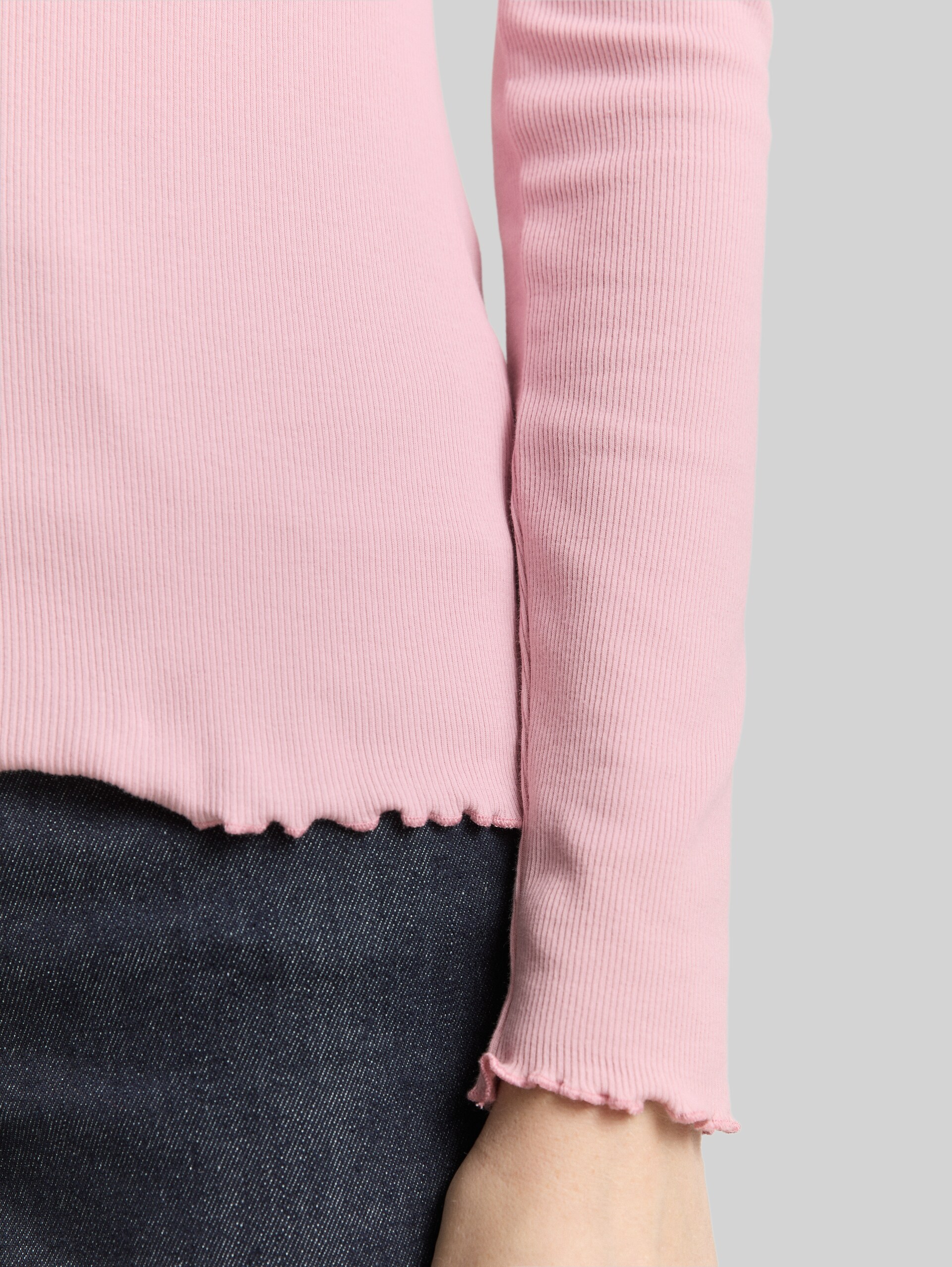 Slim Fit Langarmshirt mit Rippstruktur - soft mauve rose - Detail-Model-Ansicht