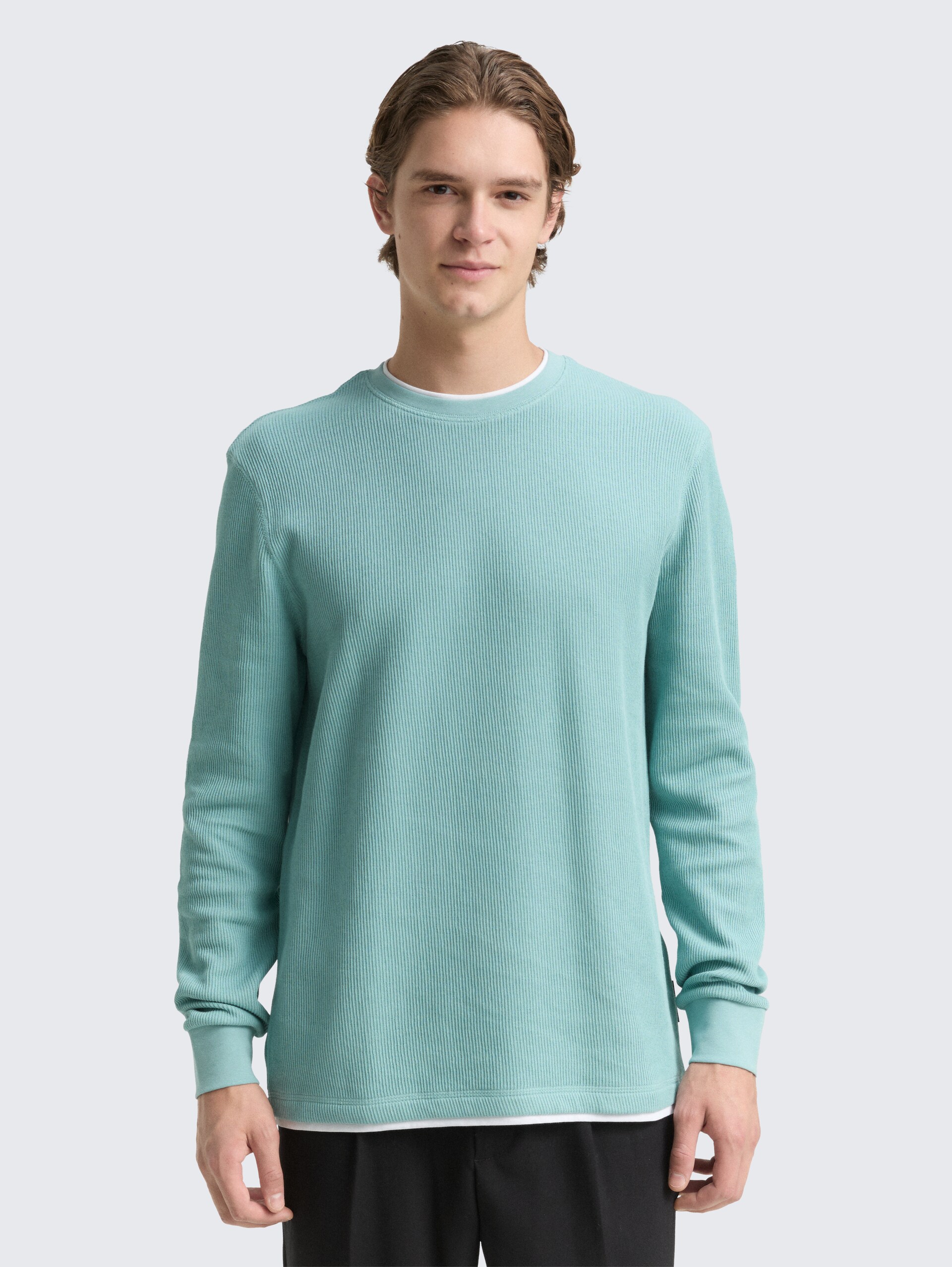 Langarmshirt im 2-in-1-Look - dusty horizon mint - Ausschnitt Model-Vorderansicht