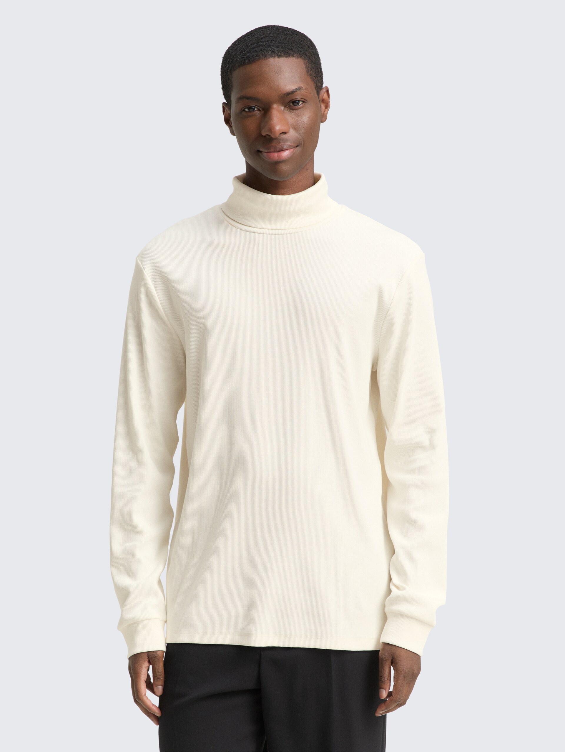 Rollkragenshirt mit Rippstruktur - Wool White - Ausschnitt Model-Vorderansicht