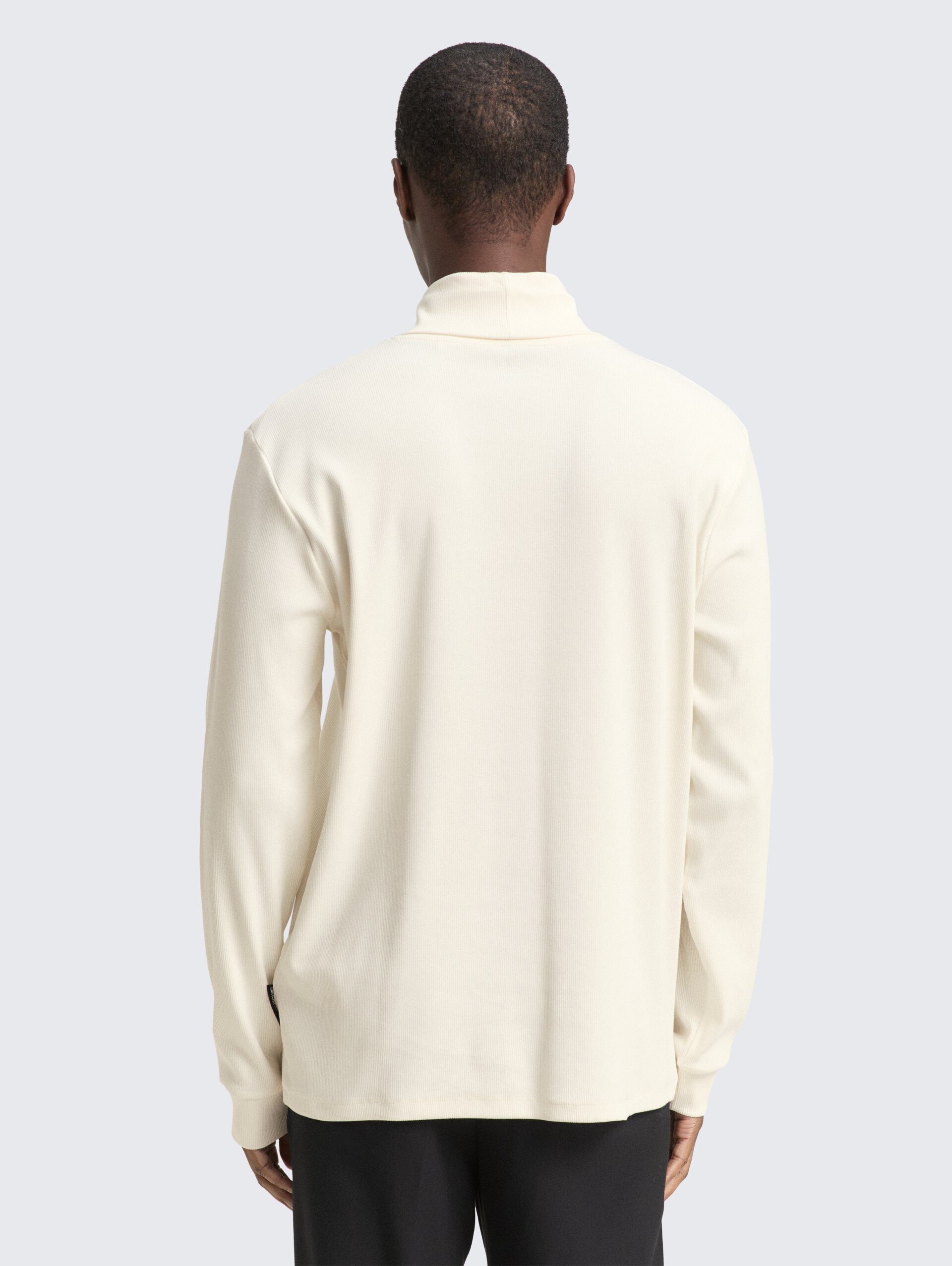 Rollkragenshirt mit Rippstruktur - Wool White - Auschnitt Model-Rückansicht