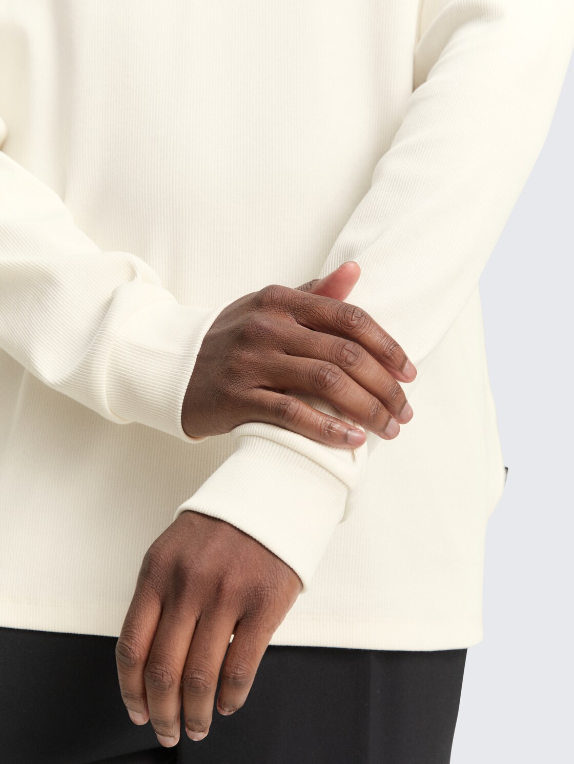 Rollkragenshirt mit Rippstruktur - Wool White - Detail-Model-Ansicht