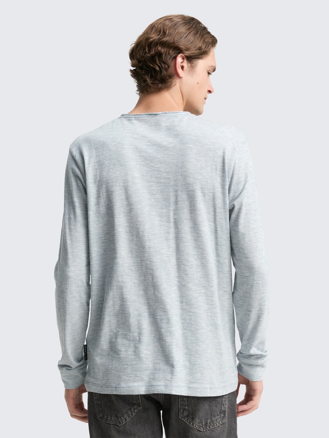 Langarmshirt in Melange-Optik - dusty denim blue - Auschnitt Model-Rückansicht