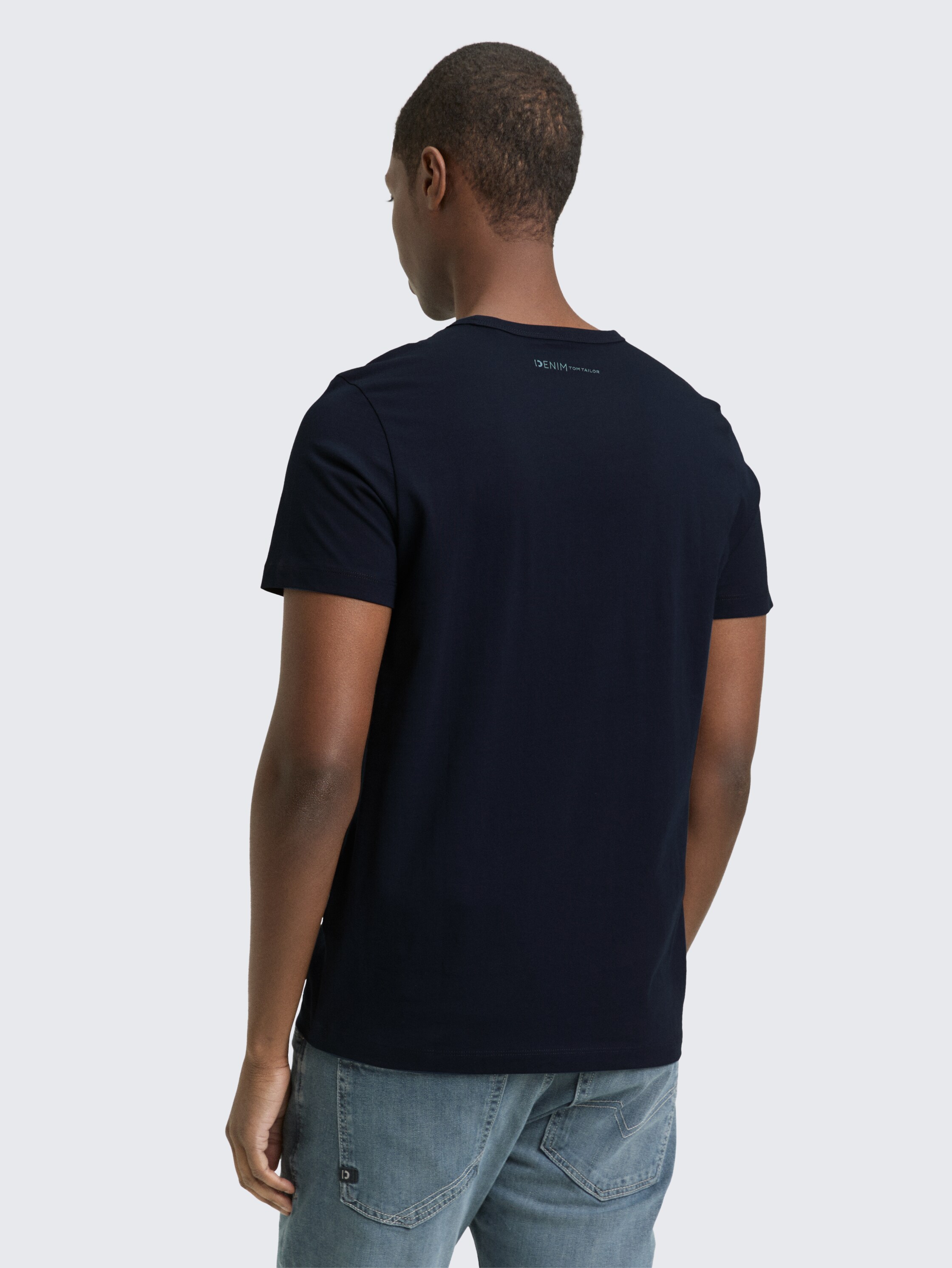 Slim fit T-shirt van katoen - sky captain blue - Neklijn model-achteraanzicht