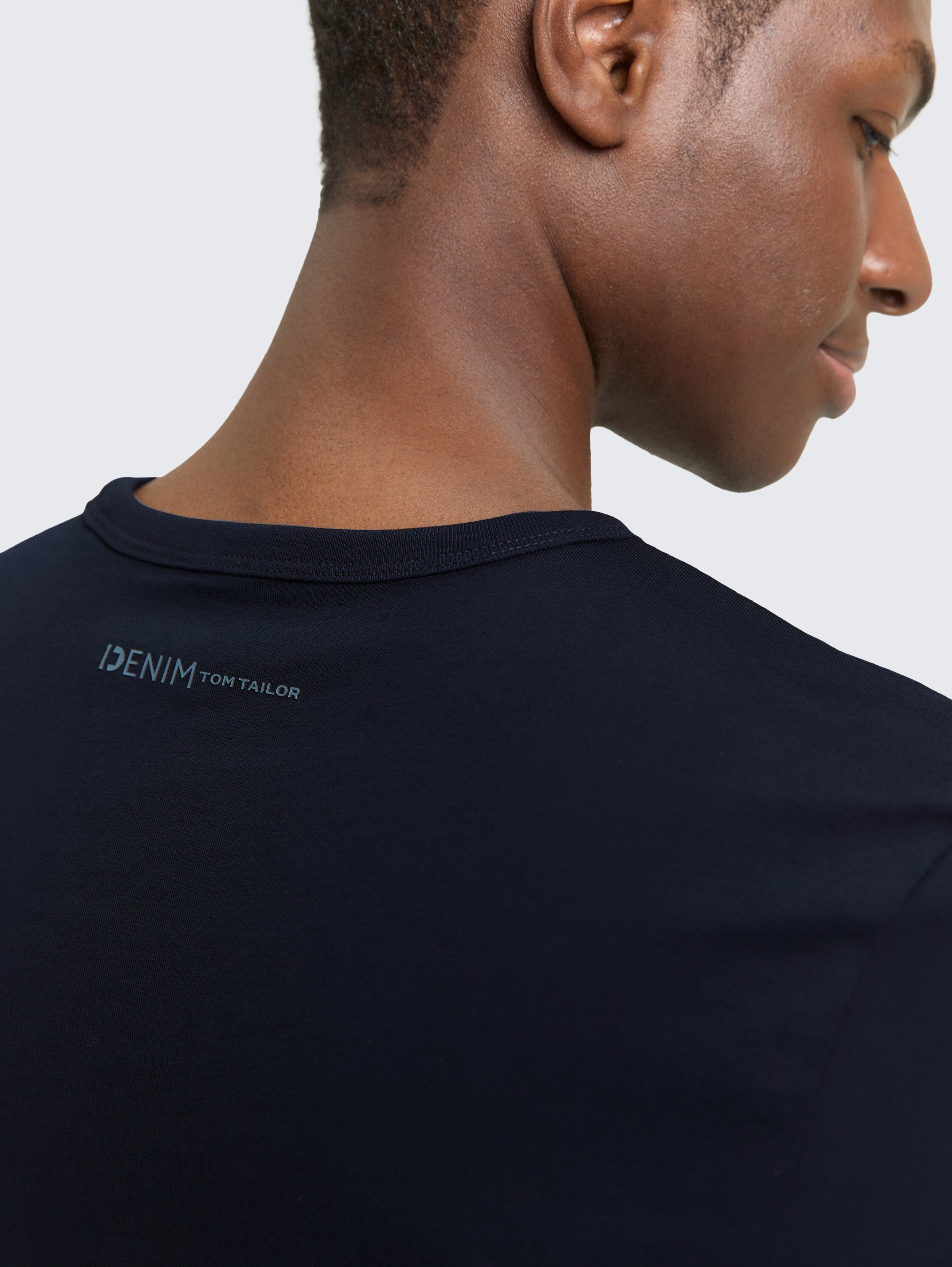 Slim fit T-shirt van katoen - sky captain blue - Detailaanzicht model