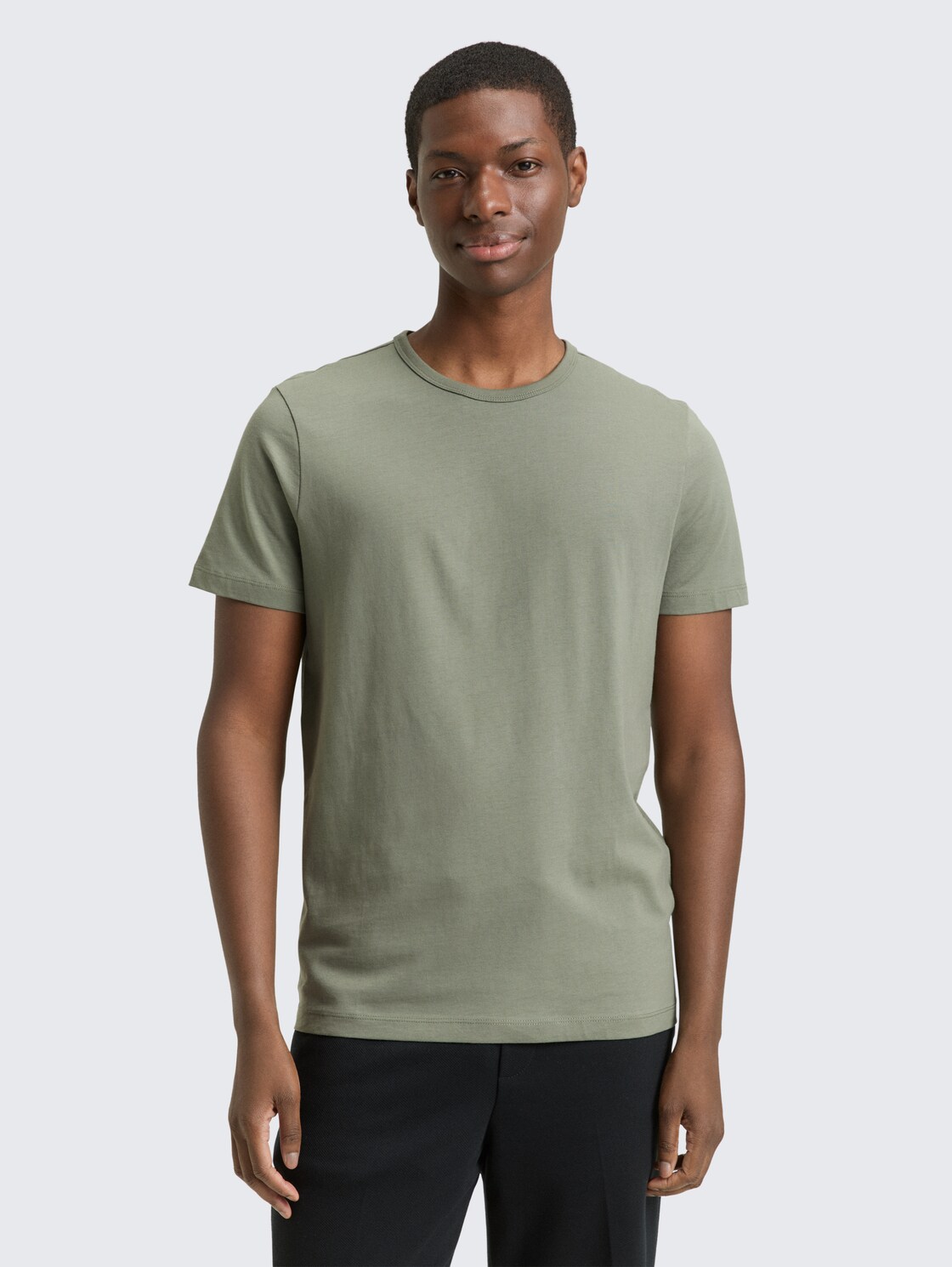 Slim Fit T-Shirt aus Baumwolle - dusty mid olive - Ausschnitt Model-Vorderansicht