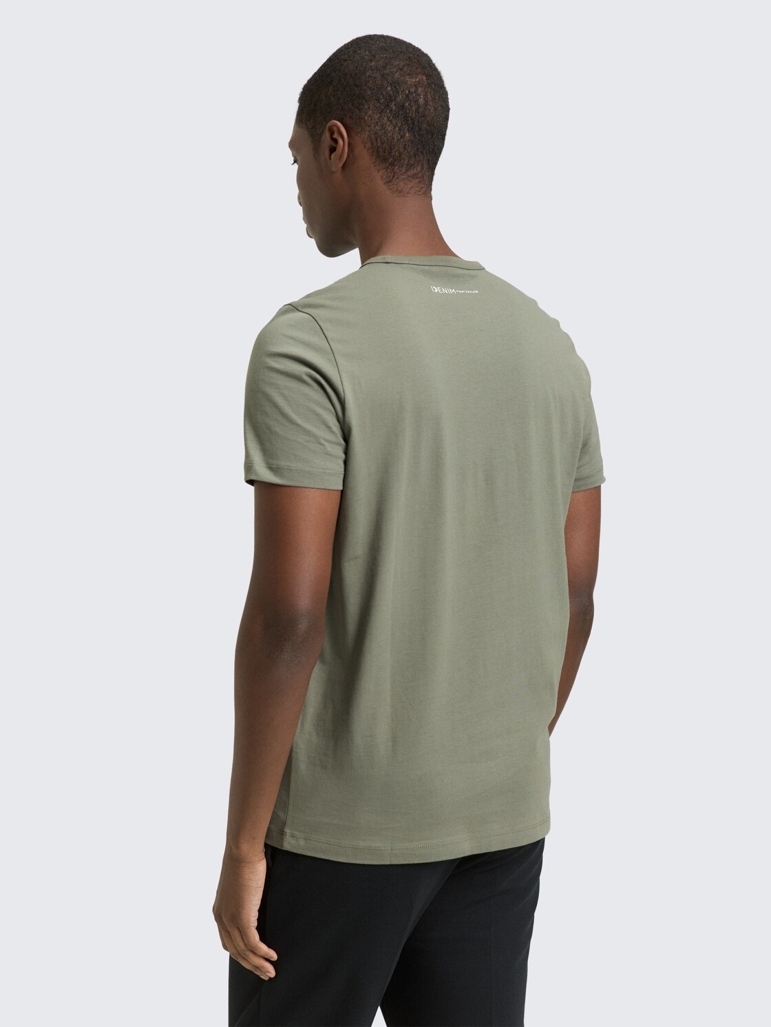 Slim Fit T-Shirt aus Baumwolle - dusty mid olive - Auschnitt Model-Rückansicht