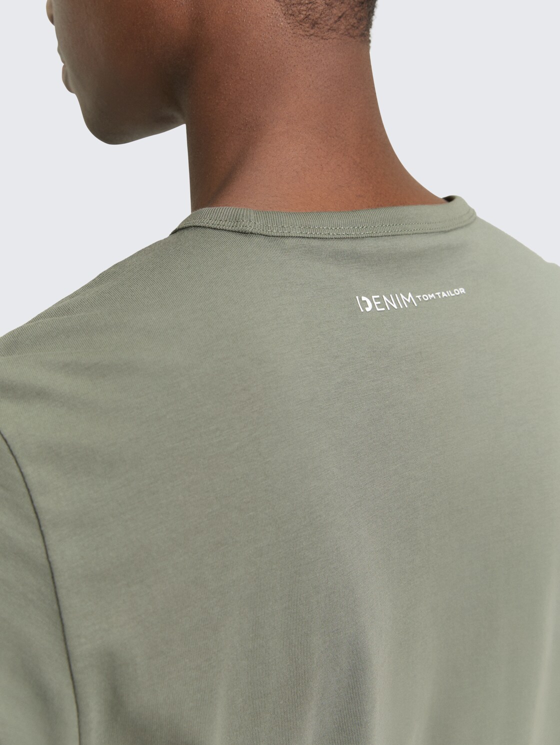 Slim Fit T-Shirt aus Baumwolle - dusty mid olive - Detail-Model-Ansicht
