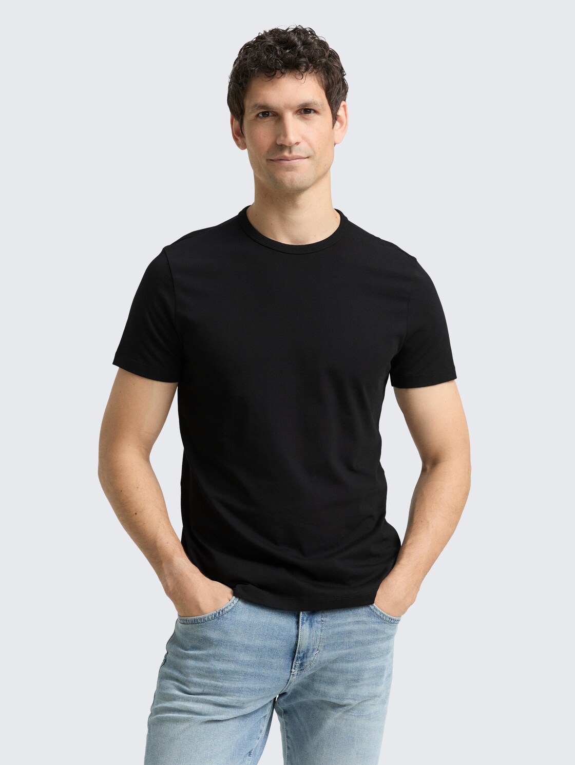 Slim Fit T-Shirt aus Baumwolle - Black - Ausschnitt Model-Vorderansicht