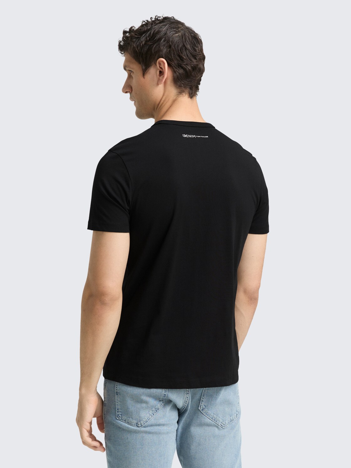 Slim Fit T-Shirt aus Baumwolle - Black - Auschnitt Model-Rückansicht