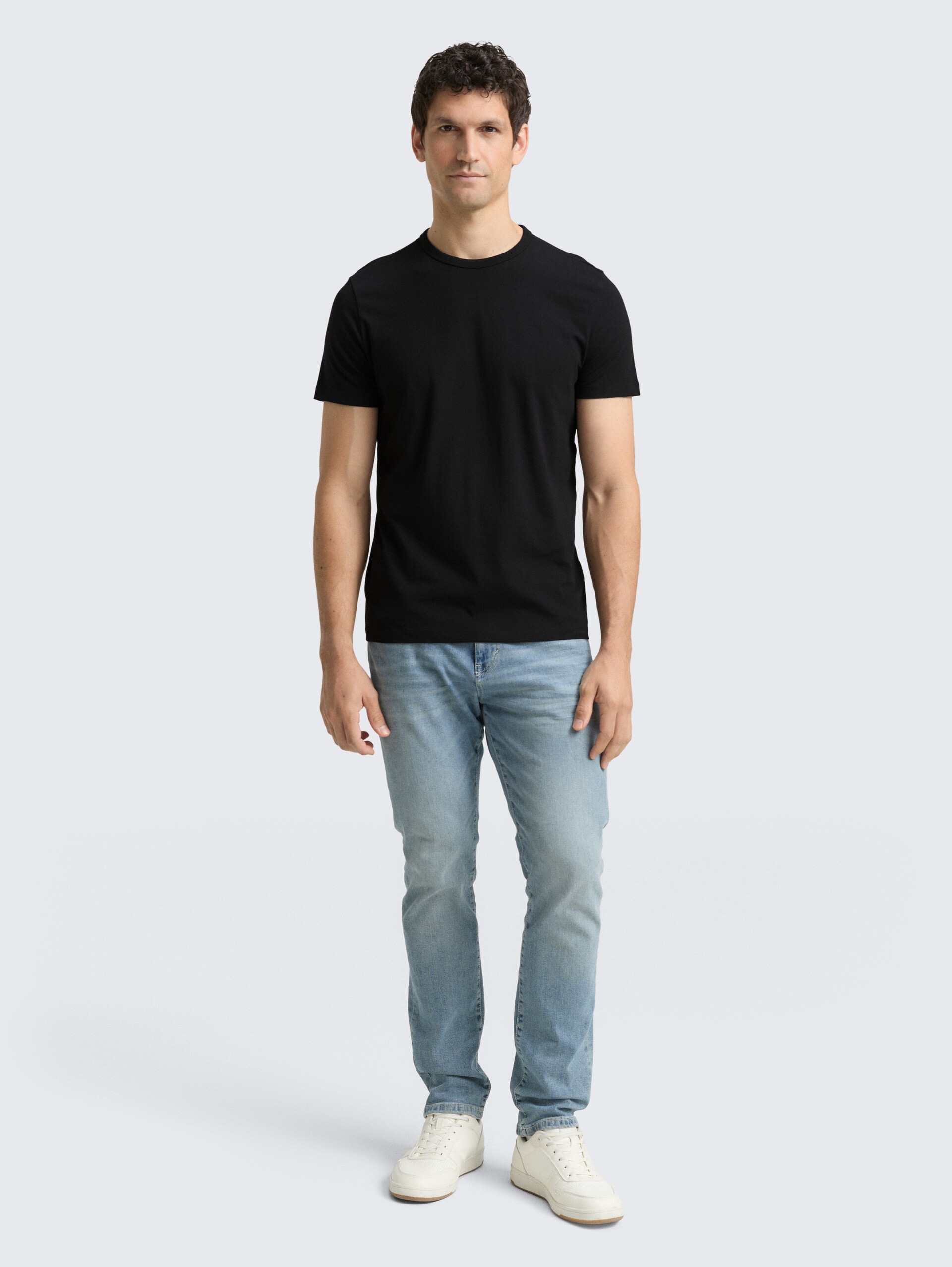 Slim Fit T-Shirt aus Baumwolle - Black - Model-Vorderansicht