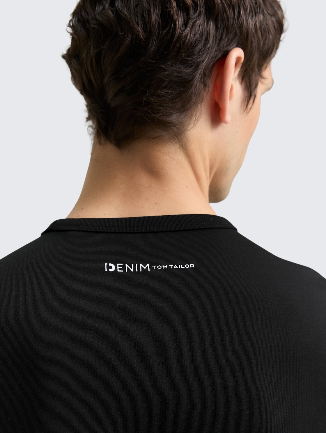 Slim Fit T-Shirt aus Baumwolle - Black - Detail-Model-Ansicht