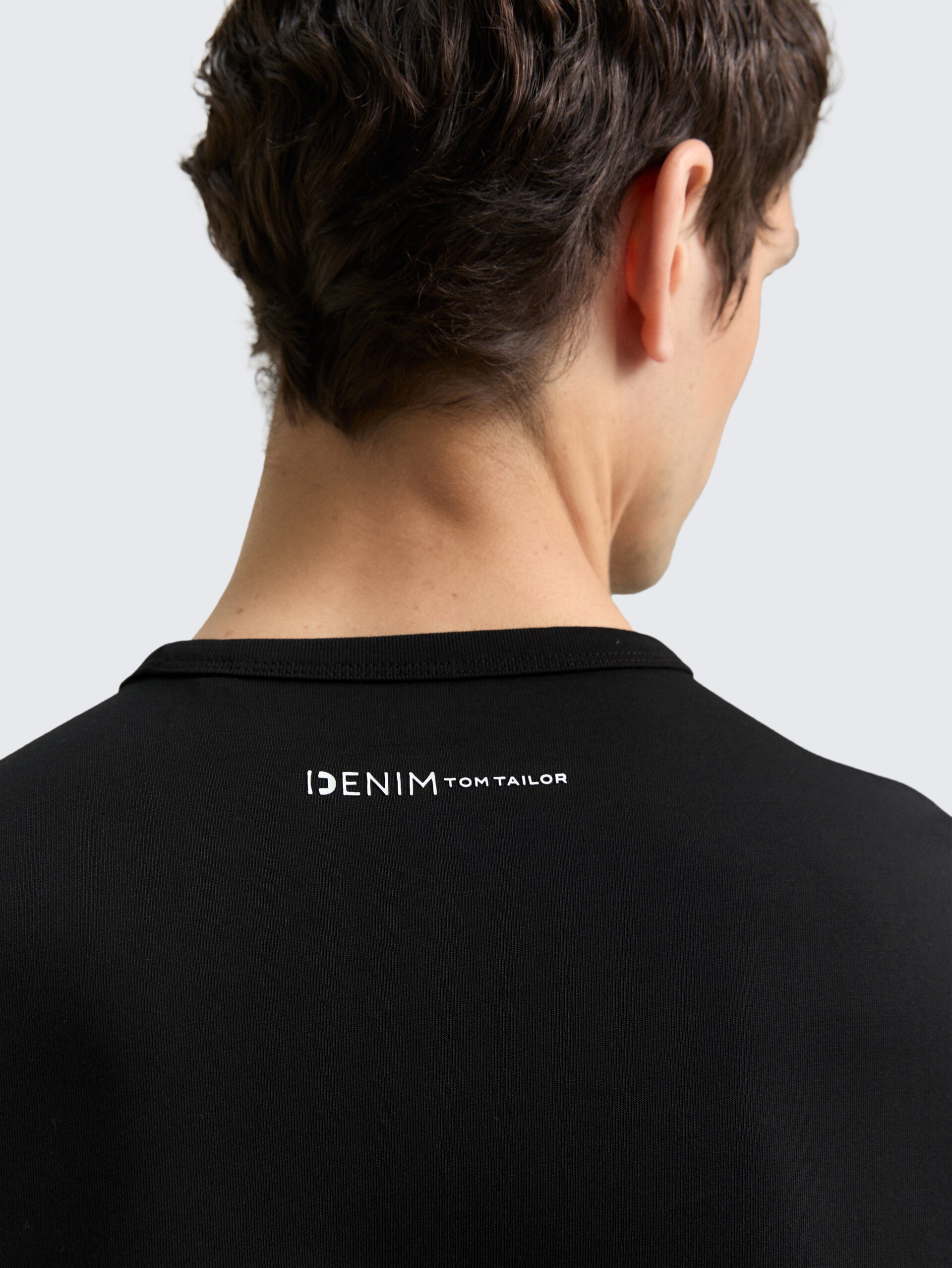 Slim Fit T-Shirt aus Baumwolle - Black - Detail-Model-Ansicht