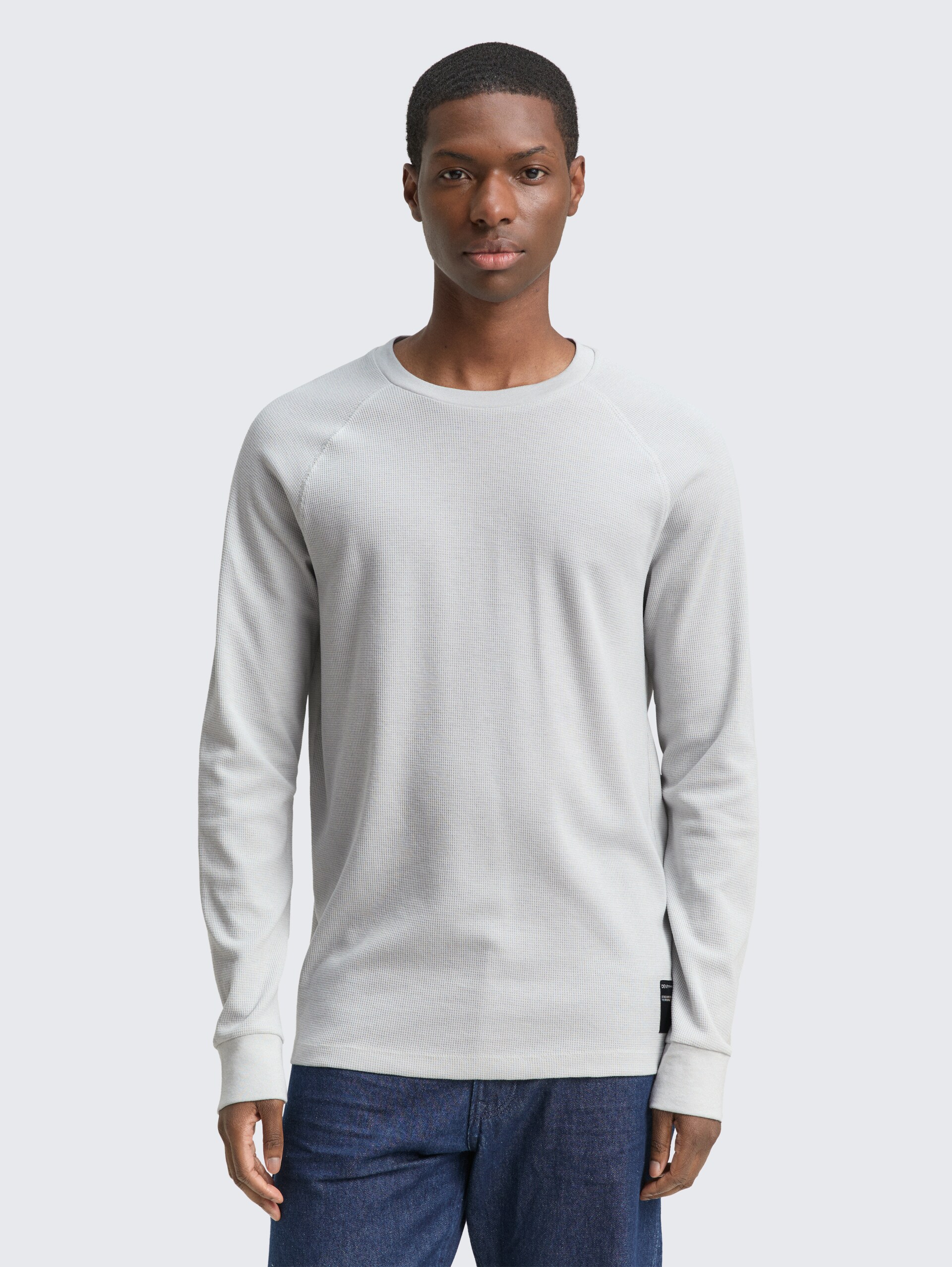 Langarmshirt mit Waffelstruktur - Chalk Grey - Ausschnitt Model-Vorderansicht