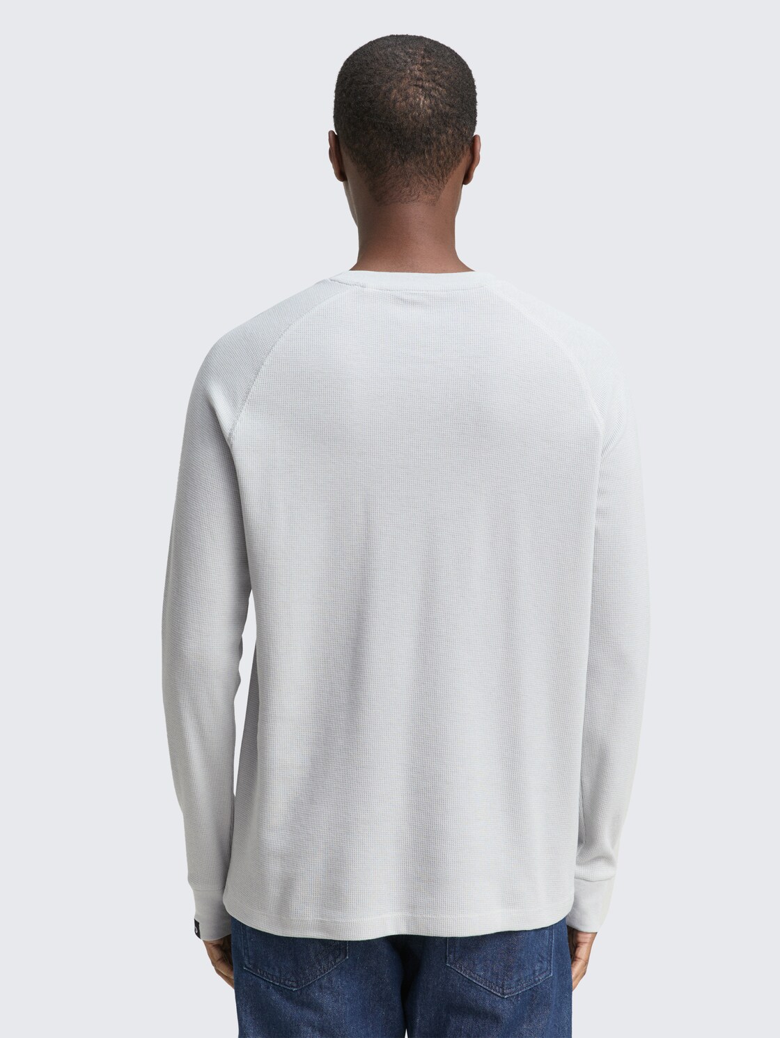 Langarmshirt mit Waffelstruktur - Chalk Grey - Auschnitt Model-Rückansicht