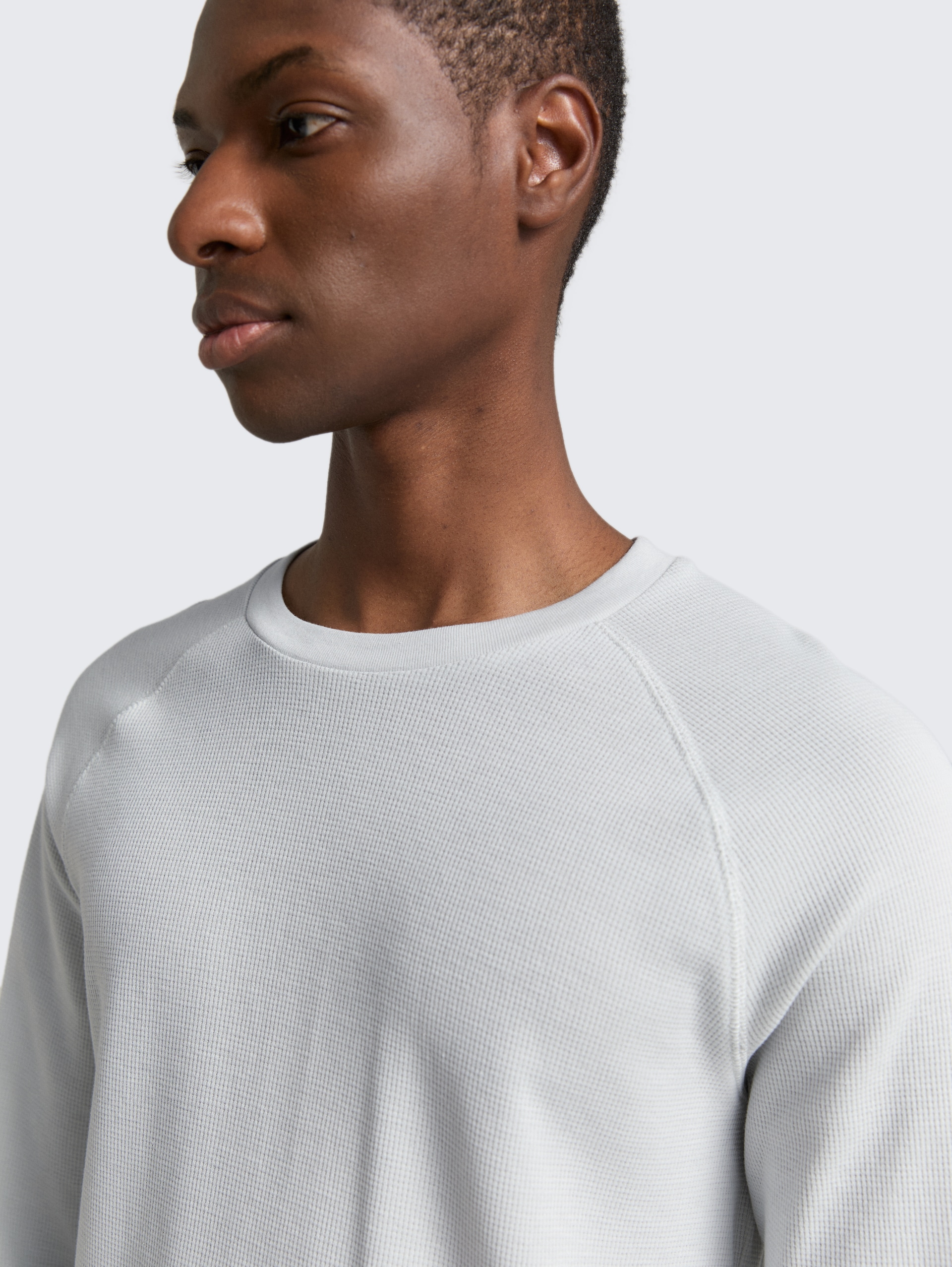 Langarmshirt mit Waffelstruktur - Chalk Grey - Detail-Model-Ansicht