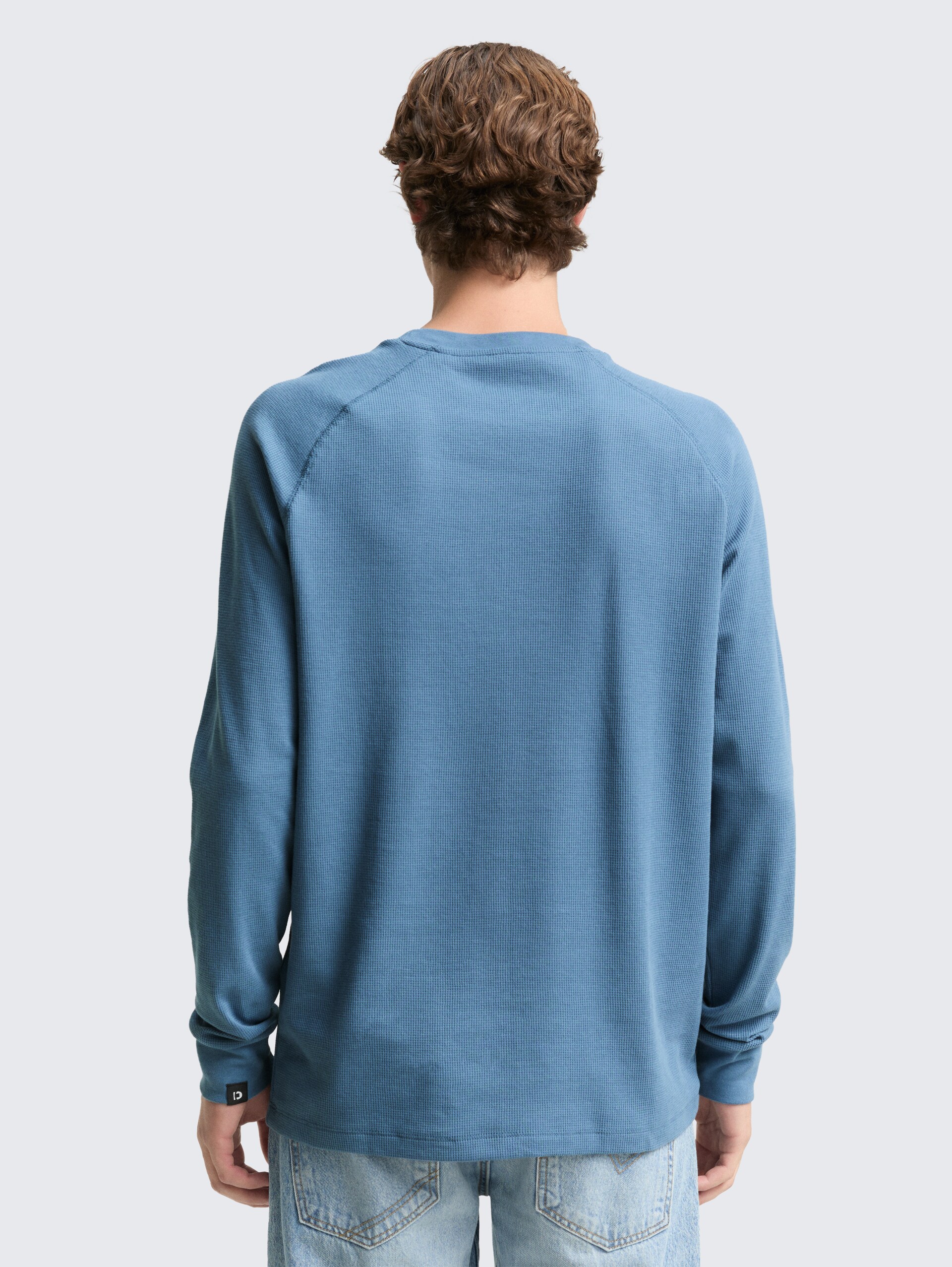 Langarmshirt mit Waffelstruktur - dusty denim blue - Auschnitt Model-Rückansicht