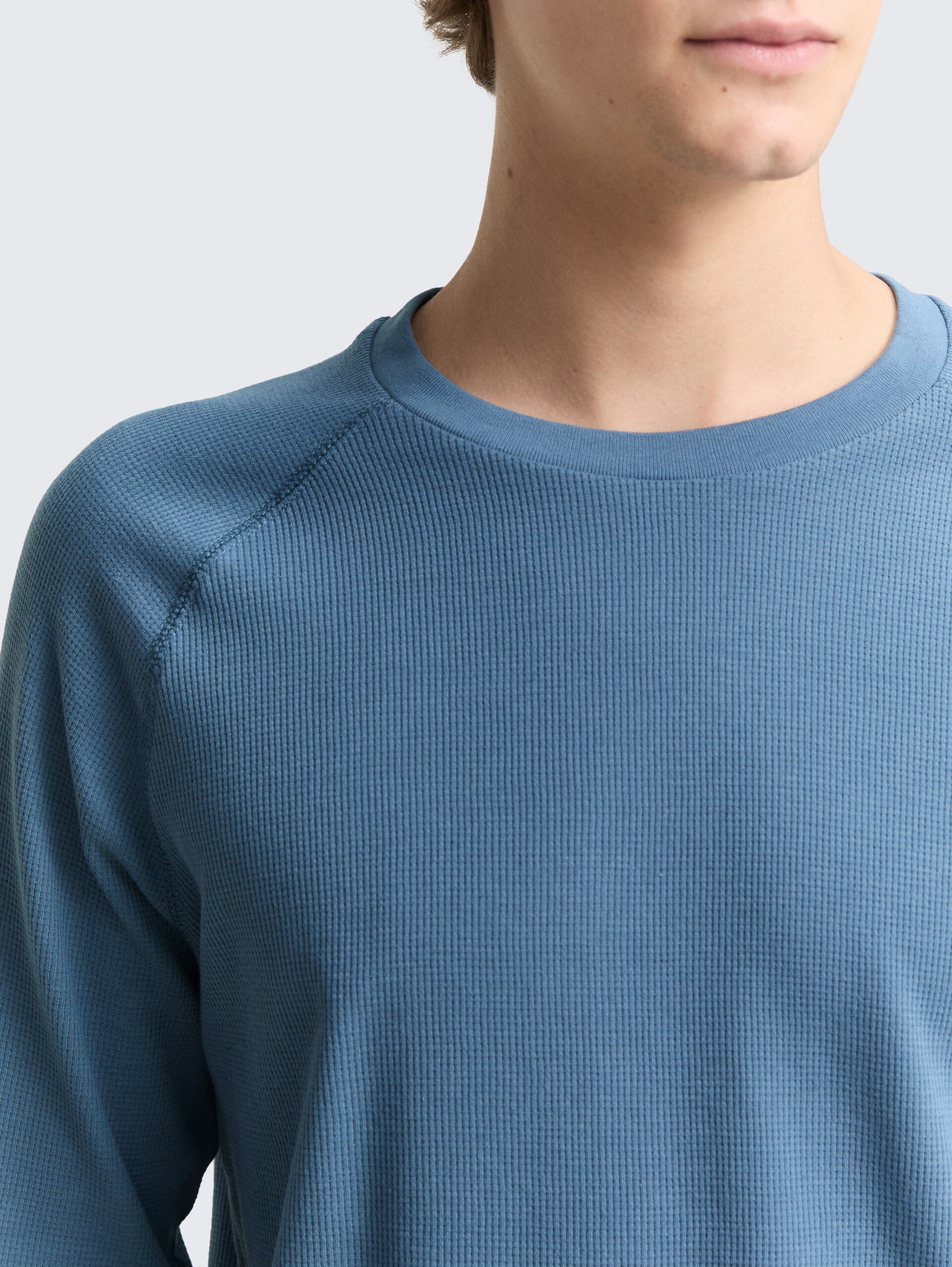 Langarmshirt mit Waffelstruktur - dusty denim blue - Detail-Model-Ansicht