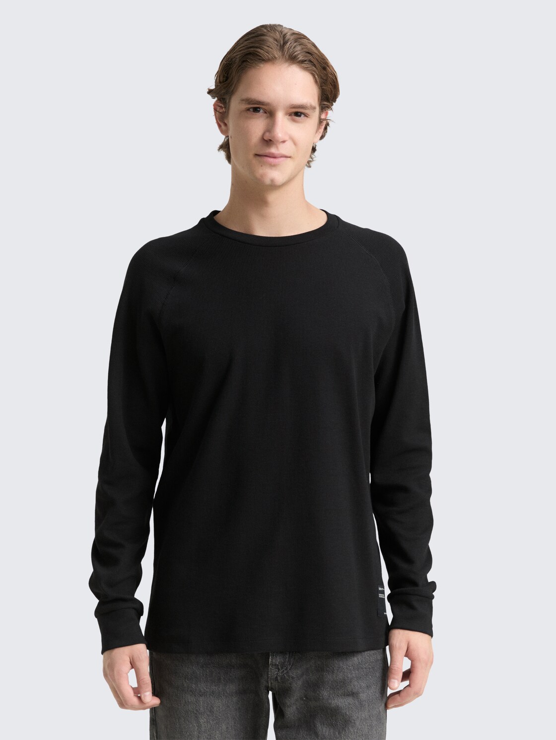 Langarmshirt mit Waffelstruktur - Black - Ausschnitt Model-Vorderansicht