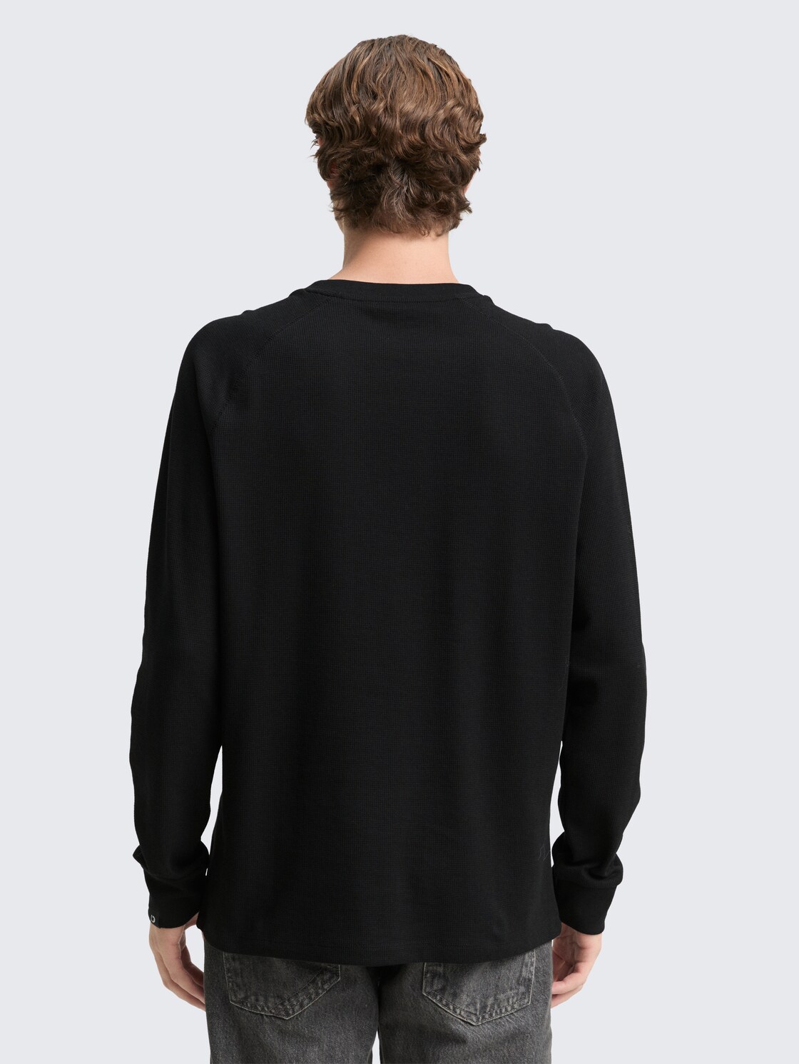Langarmshirt mit Waffelstruktur - Black - Auschnitt Model-Rückansicht