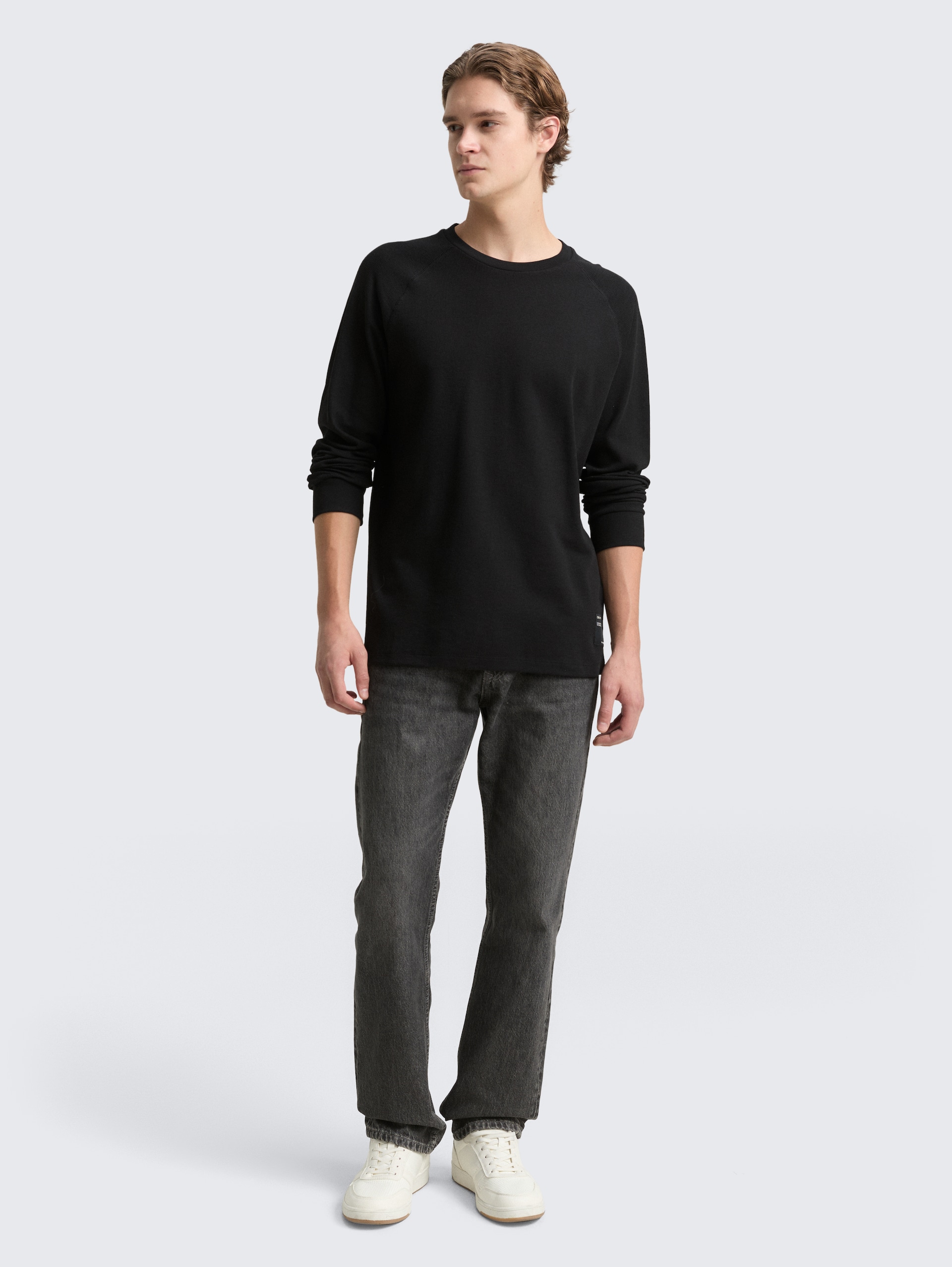 Langarmshirt mit Waffelstruktur - Black - Model-Vorderansicht