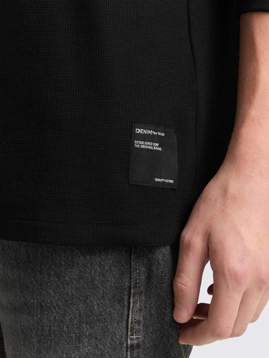 Langarmshirt mit Waffelstruktur - Black - Detail-Model-Ansicht