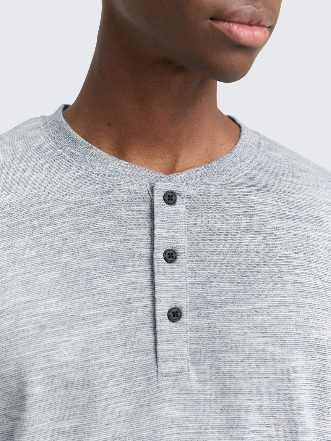 Henley Langarmshirt in Melange-Optik - Ocean Night Blue - Detail-Model-Ansicht