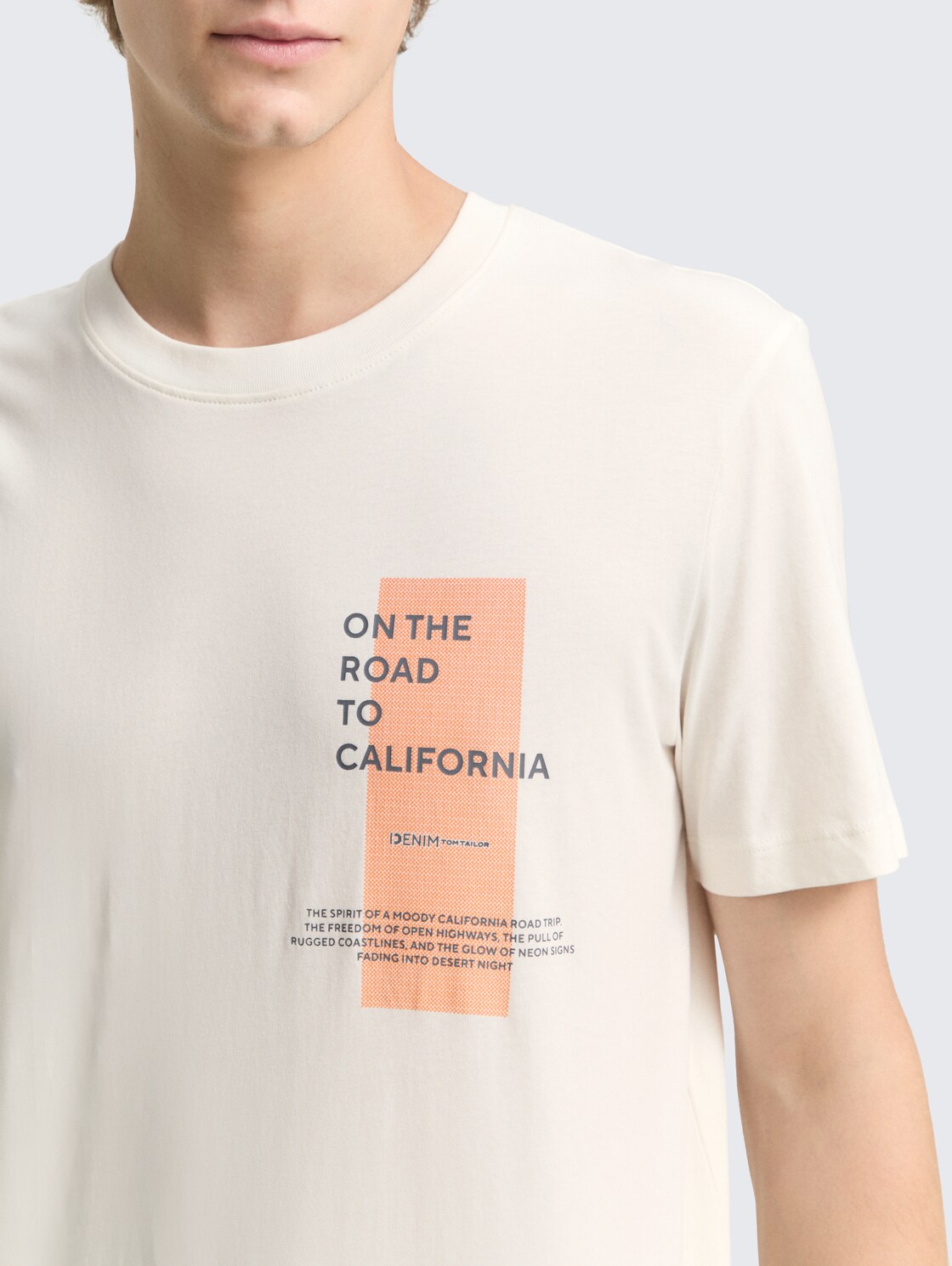 T-Shirt mit Print - Wool White - Detail-Model-Ansicht