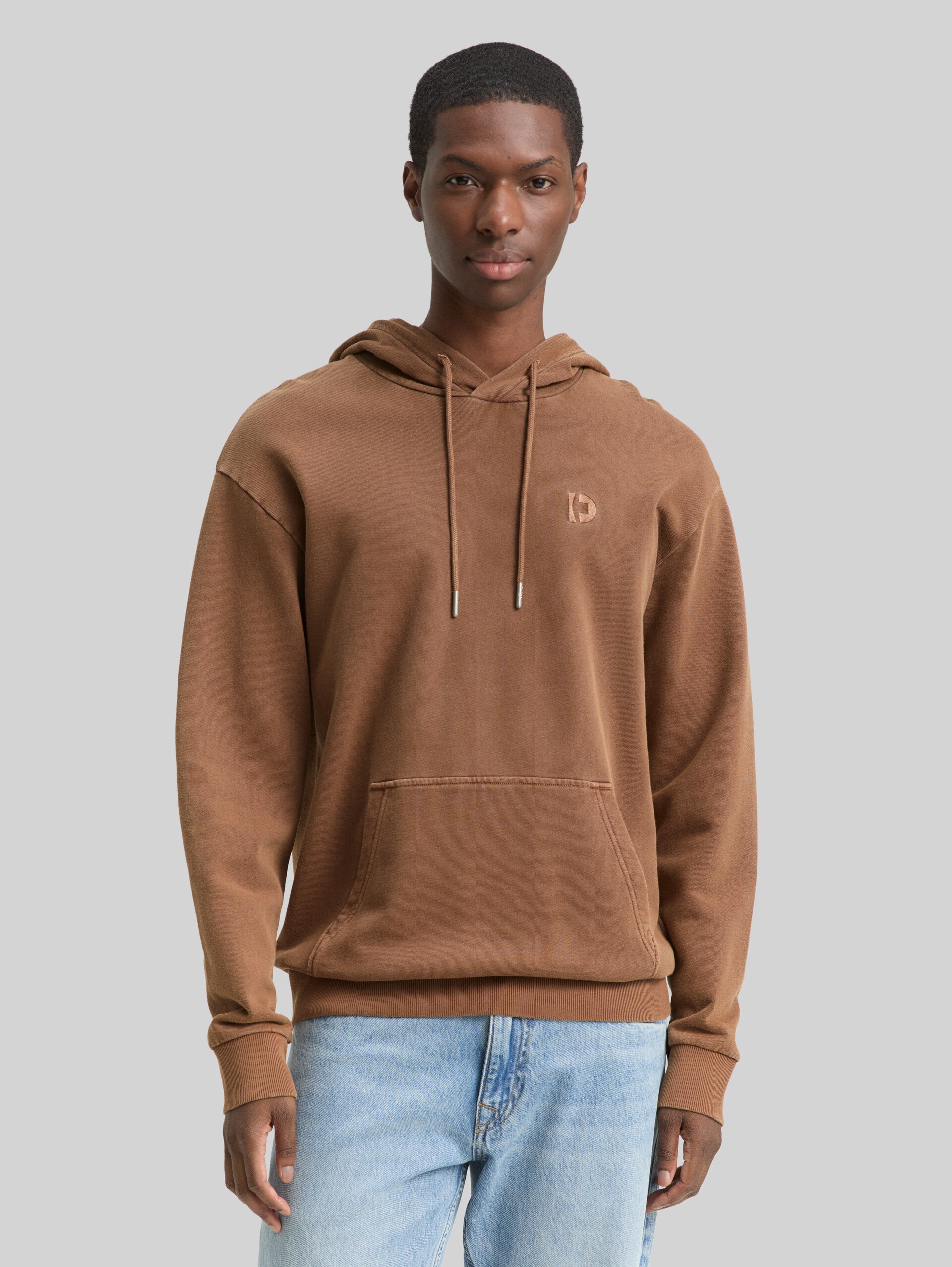 Overdyed hoodie sweatshirt - Golden Clay - Neckline model front view
