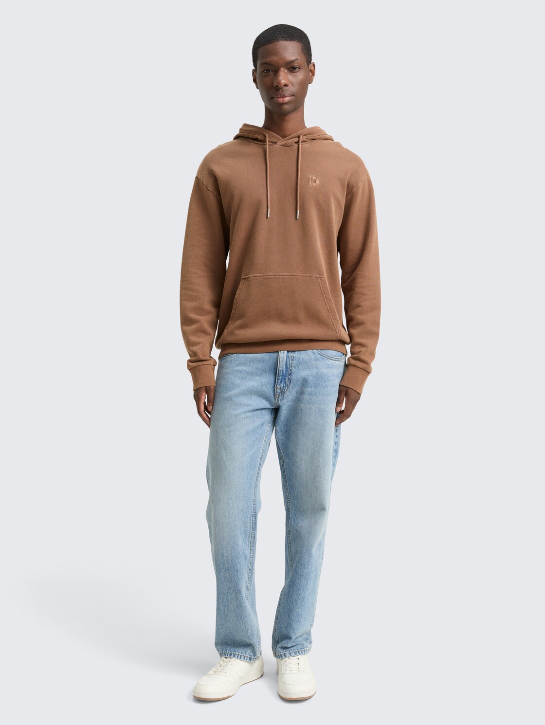 Overdyed Hoodie Sweatshirt - Golden Clay - Model-Vorderansicht