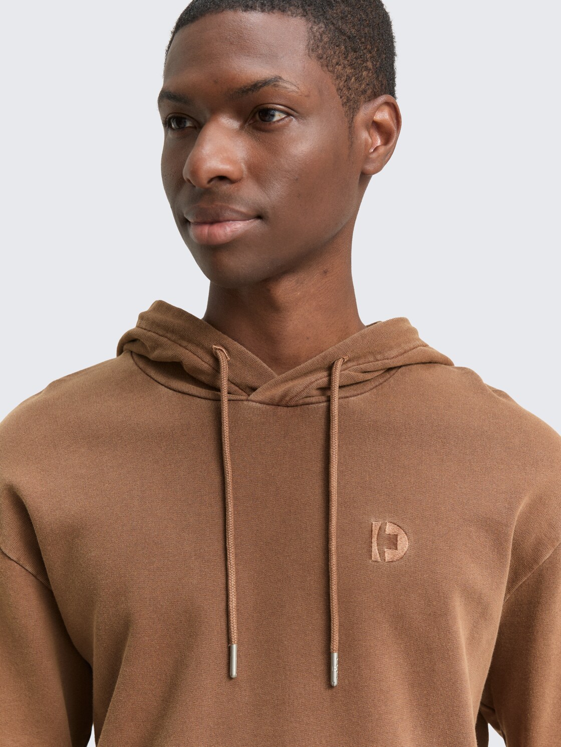 Overdyed Hoodie Sweatshirt - Golden Clay - Detail-Model-Ansicht