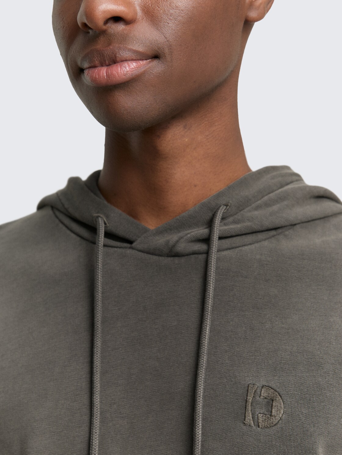 Overdyed Hoodie Sweatshirt - Black - Detail-Model-Ansicht