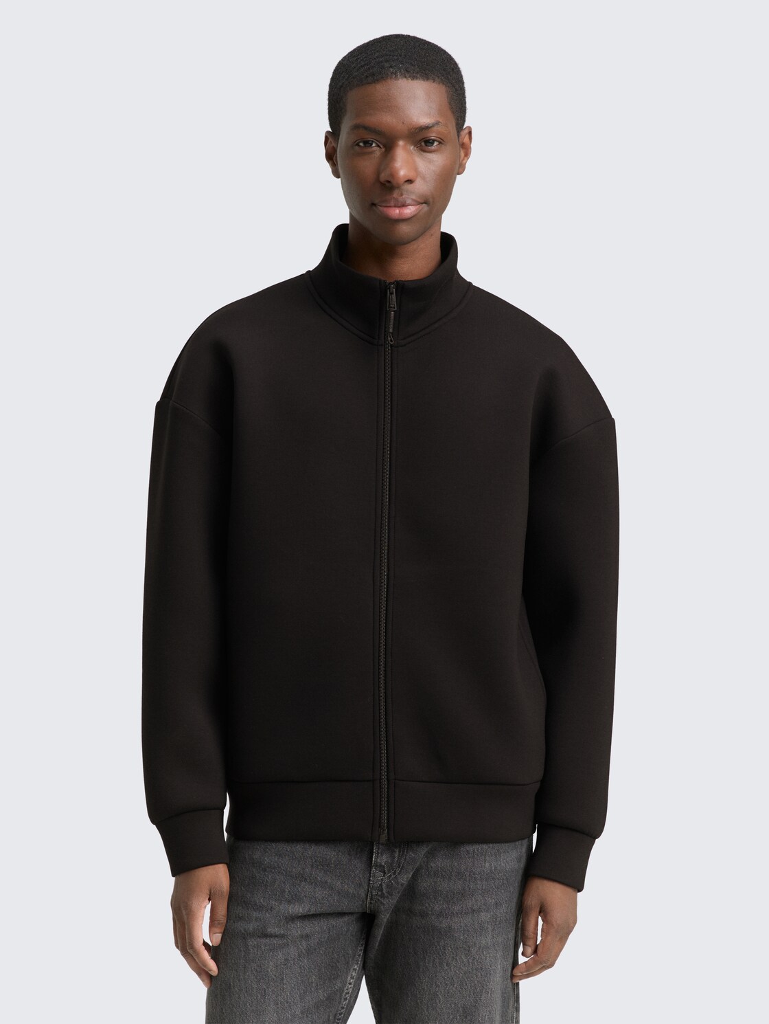 Relaxed Scuba Sweatjacke - Black - Ausschnitt Model-Vorderansicht