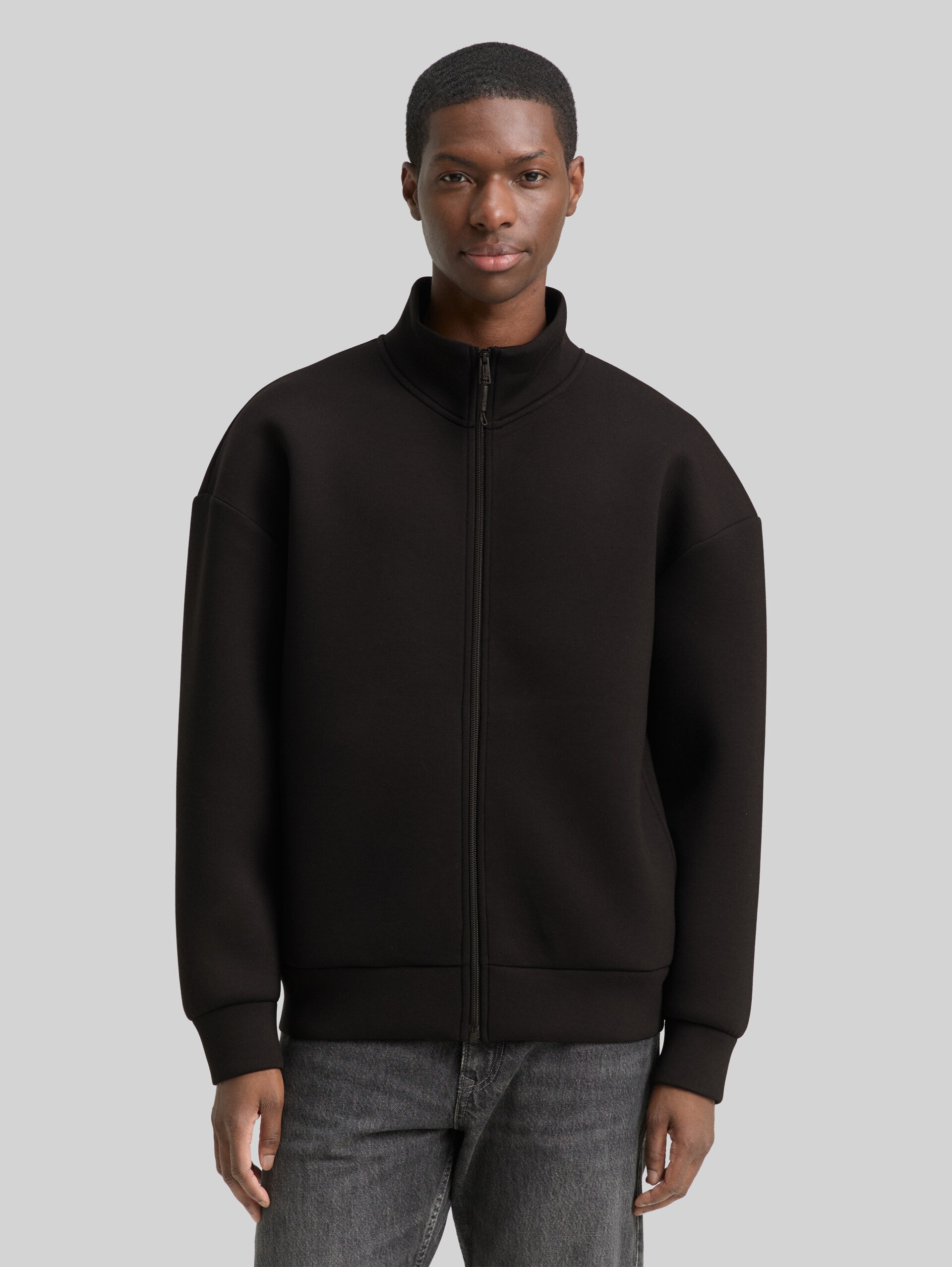 Relaxed Scuba Sweatjacke - Black - Ausschnitt Model-Vorderansicht