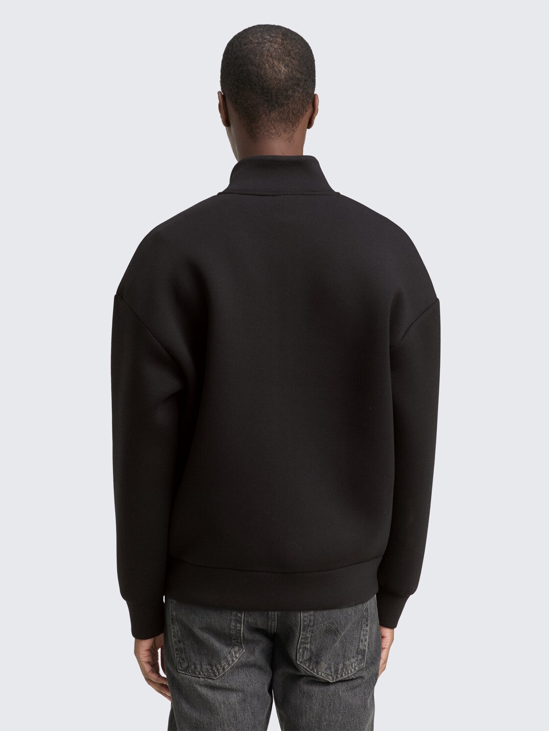 Relaxed Scuba Sweatjacke - Black - Auschnitt Model-Rückansicht