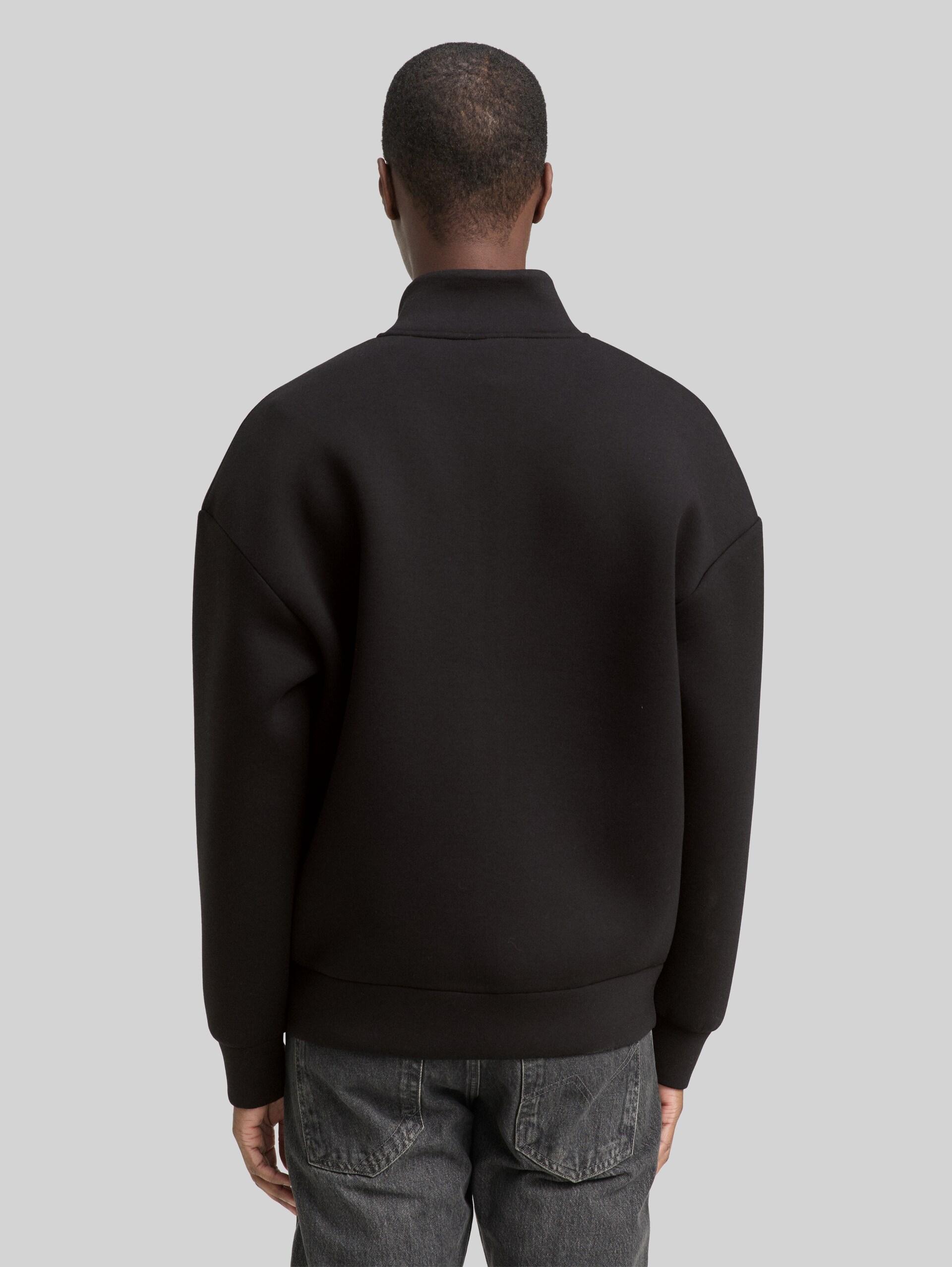 Relaxed Scuba Sweatjacke - Black - Auschnitt Model-Rückansicht