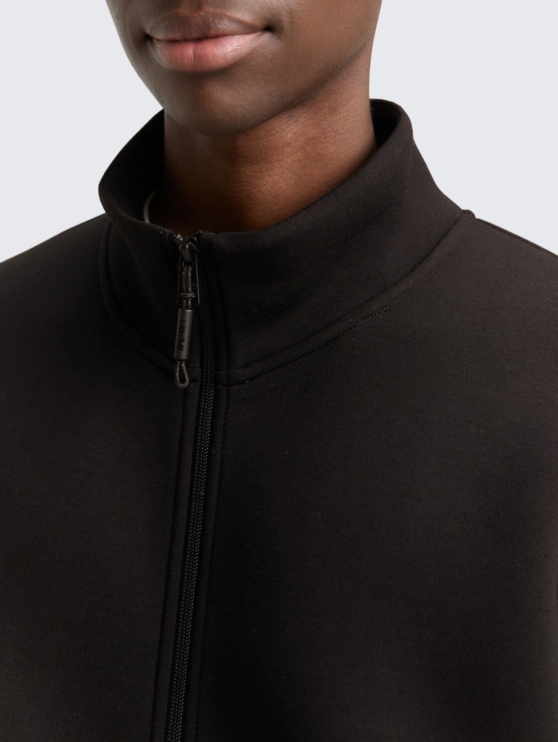 Relaxed Scuba Sweatjacke - Black - Detail-Model-Ansicht