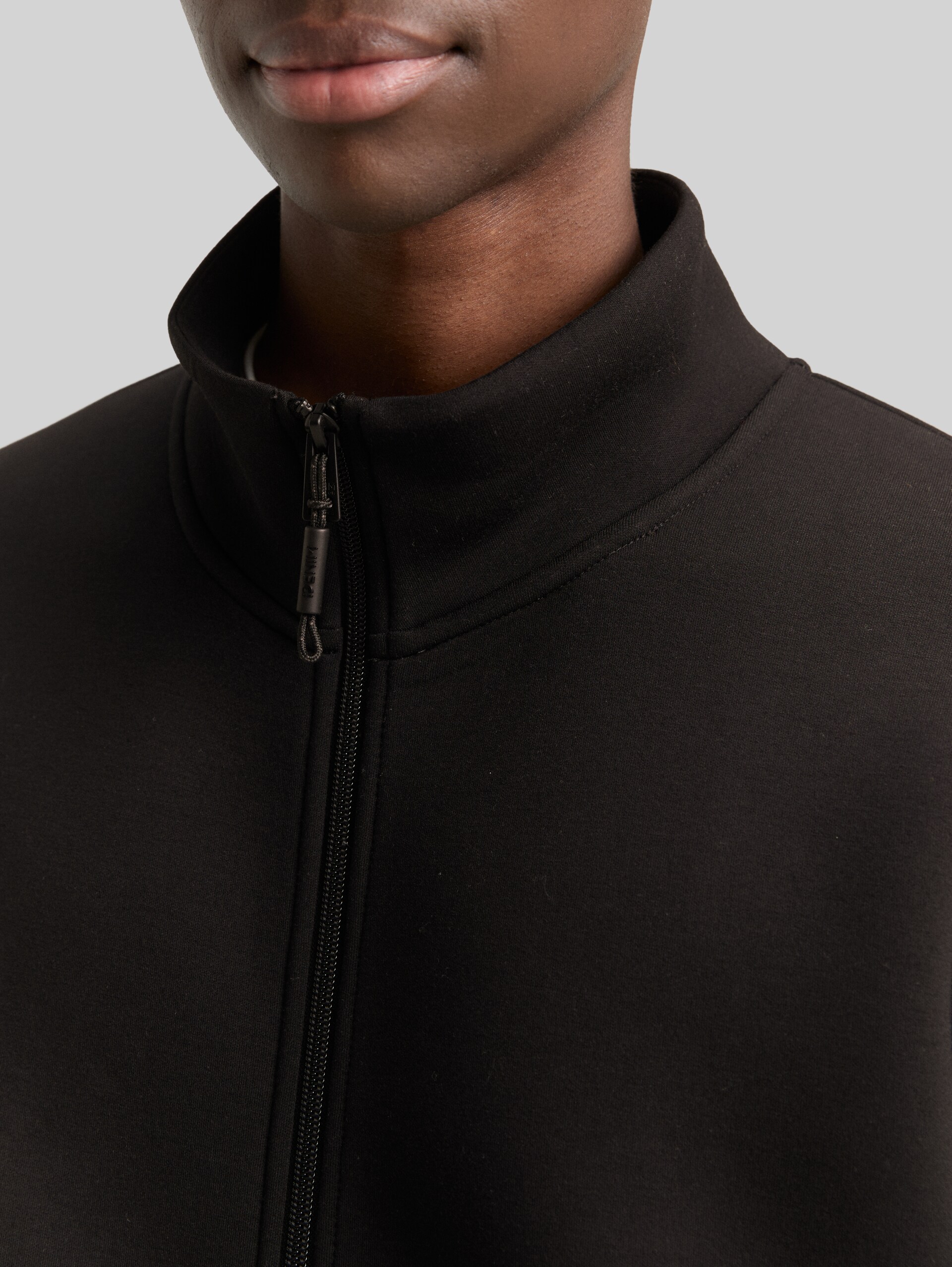 Relaxed Scuba Sweatjacke - Black - Detail-Model-Ansicht